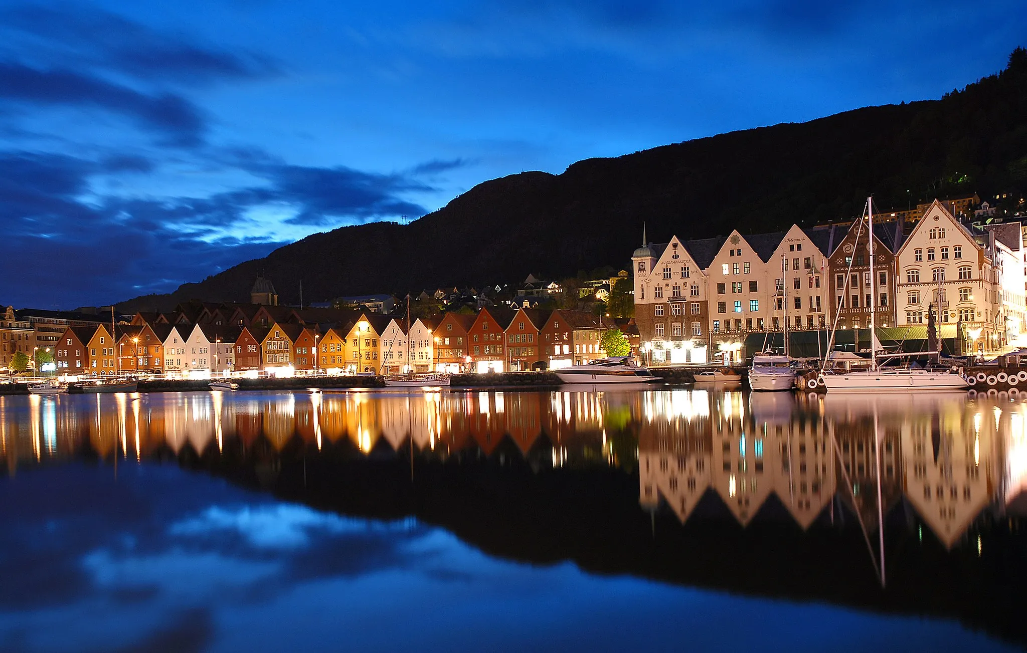 Photo showing: Bryggen, Bergen city by night.