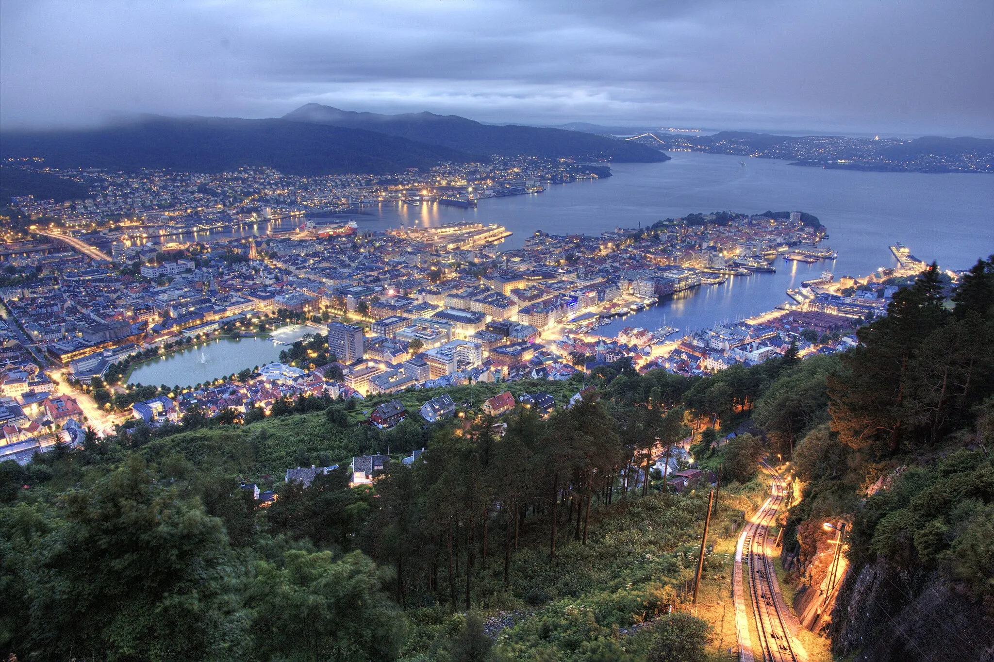 Photo showing: Bergen panorama at night