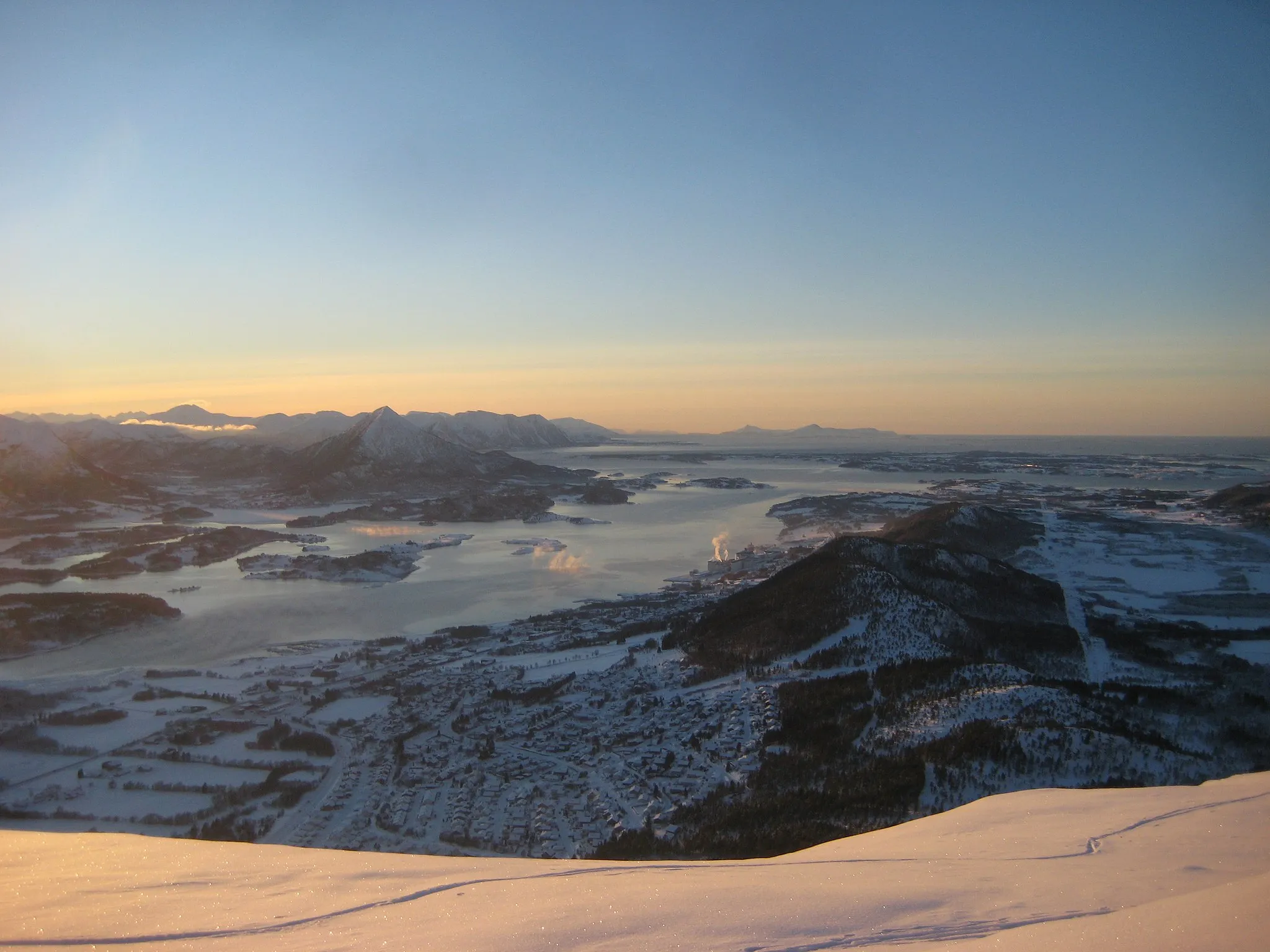 Photo showing: Elnesvågen seen from the Heiane mountain in winter