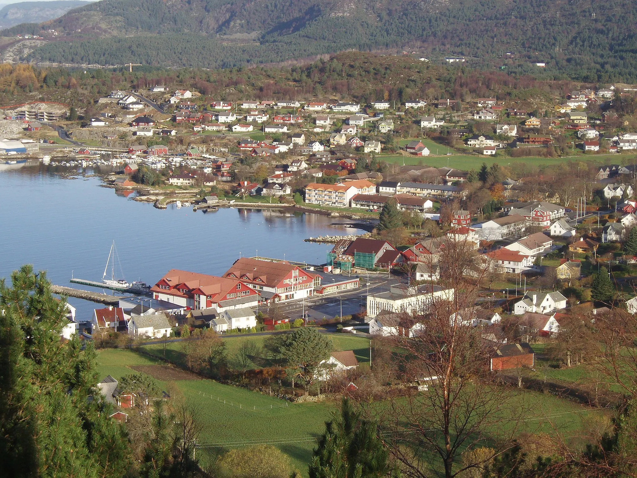 Photo showing: Fitjar sentrum sett frå Storhaugen. Center of Fitjar seen from Storhaugen.