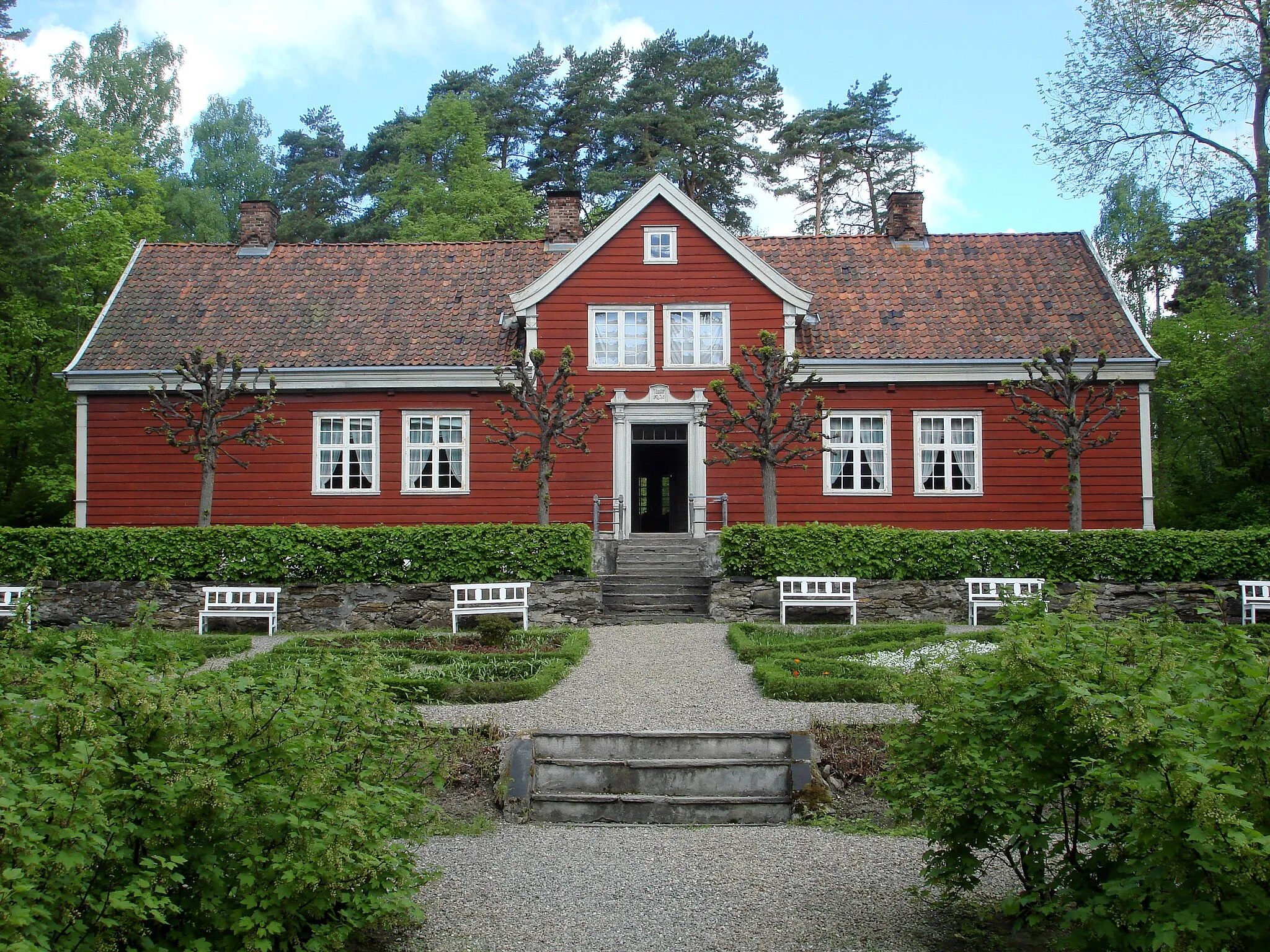 Photo showing: Vicarage from Leikanger in Sogn, Norway, now in the open air section of Norsk Folkemuseum, Oslo. Occupied by the Thaulow Family Museum since 1914.