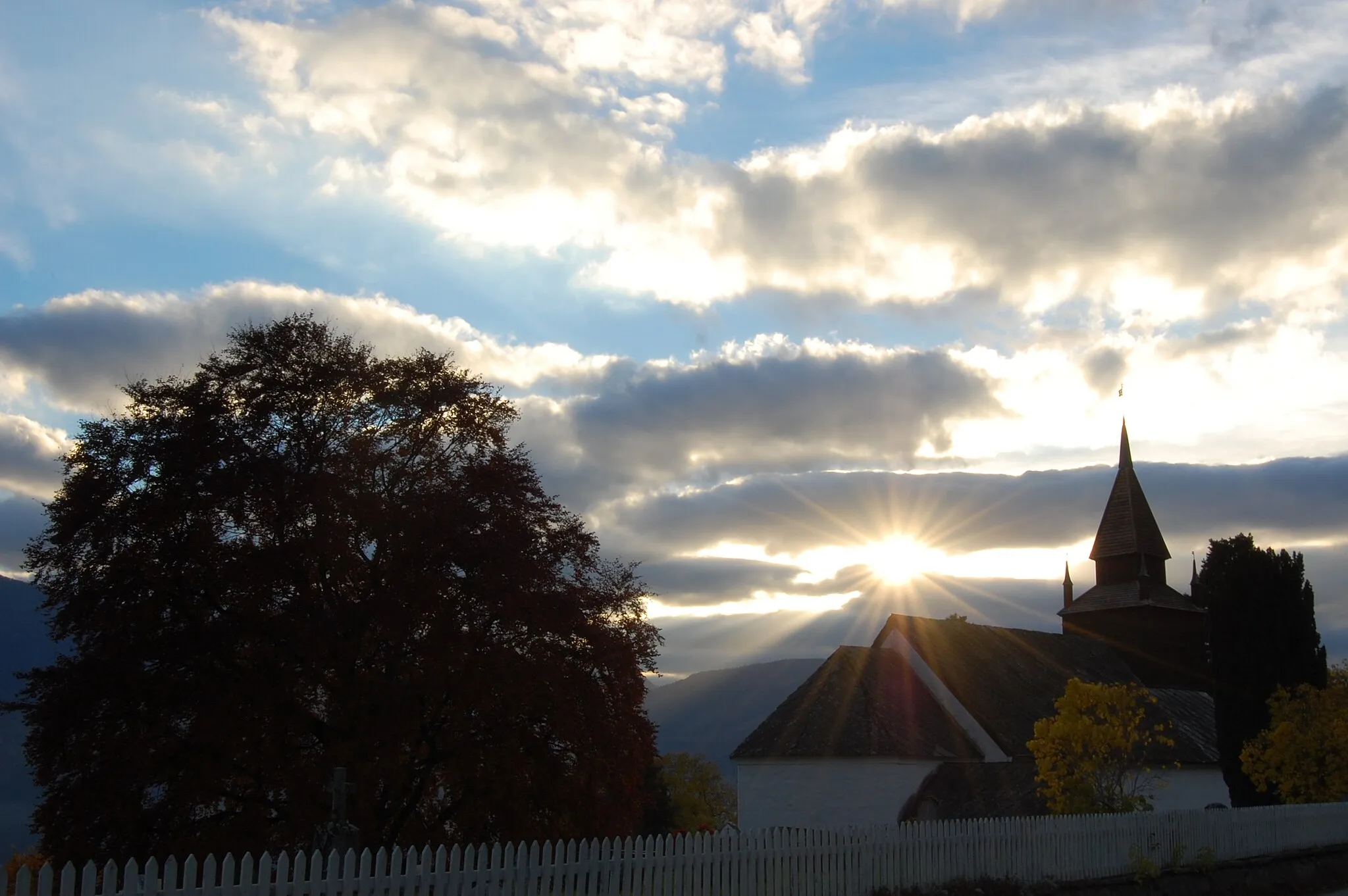 Photo showing: Leikanger kyrkje i Leikanger i Sogn