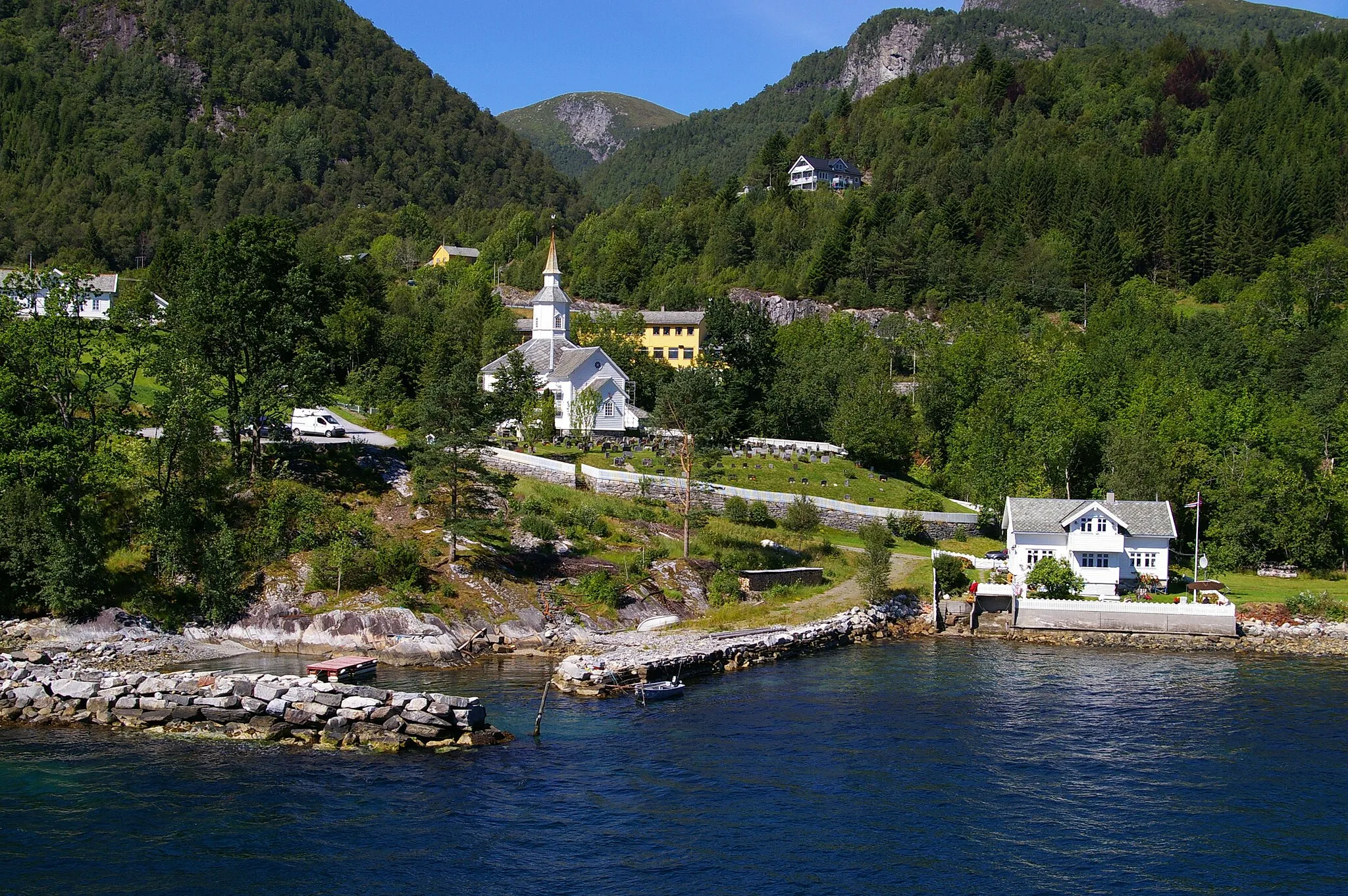 Photo showing: Lavik at Sognefjorden in Høyanger, Sogn og Fjordane, Norway.