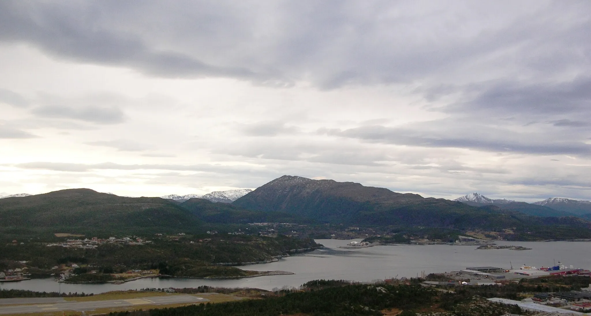 Photo showing: The mountain Freikollen and parts of the island Frei. Picture taken at Kvernberget, a hill in Kristiansund, Møre og Romsdal, Norway