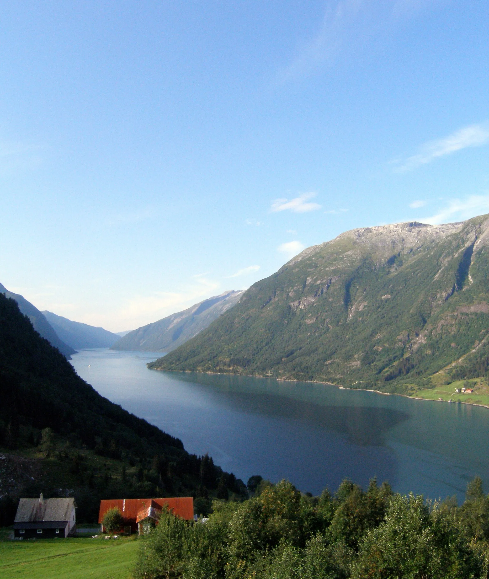 Photo showing: The Fjaerlandfjord, a branch of the Sognefjord, near Fjærland, Norway.