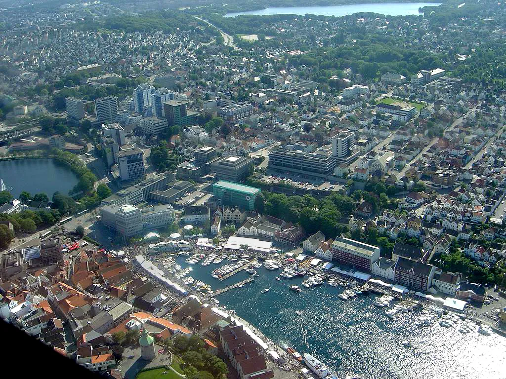 Photo showing: Edited version of en:Image:Stavanger Sentrum - Airphoto.JPG