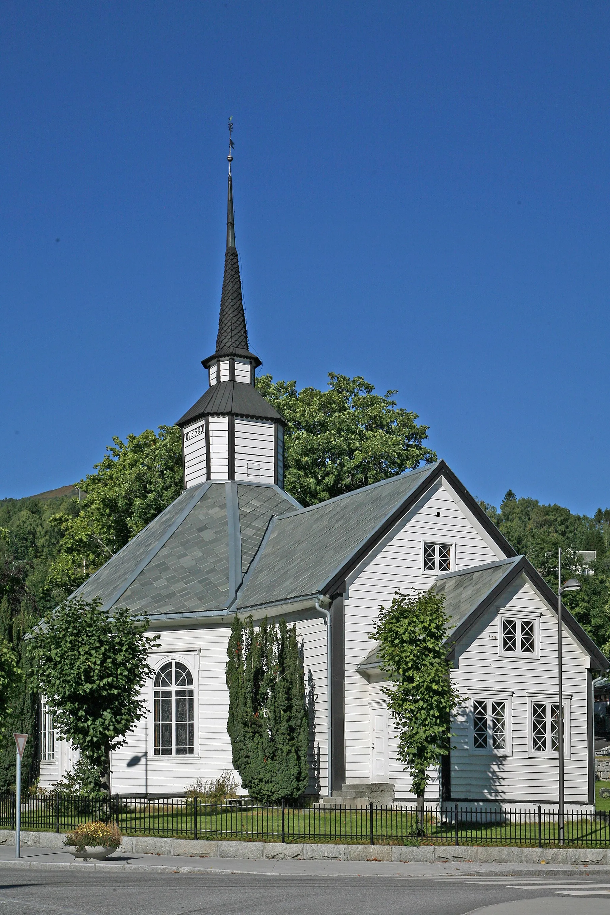 Photo showing: Stranda Church, an octagonal church in Stranda, Møre og Romsdal in Norway. The church was built of wood in 1838.