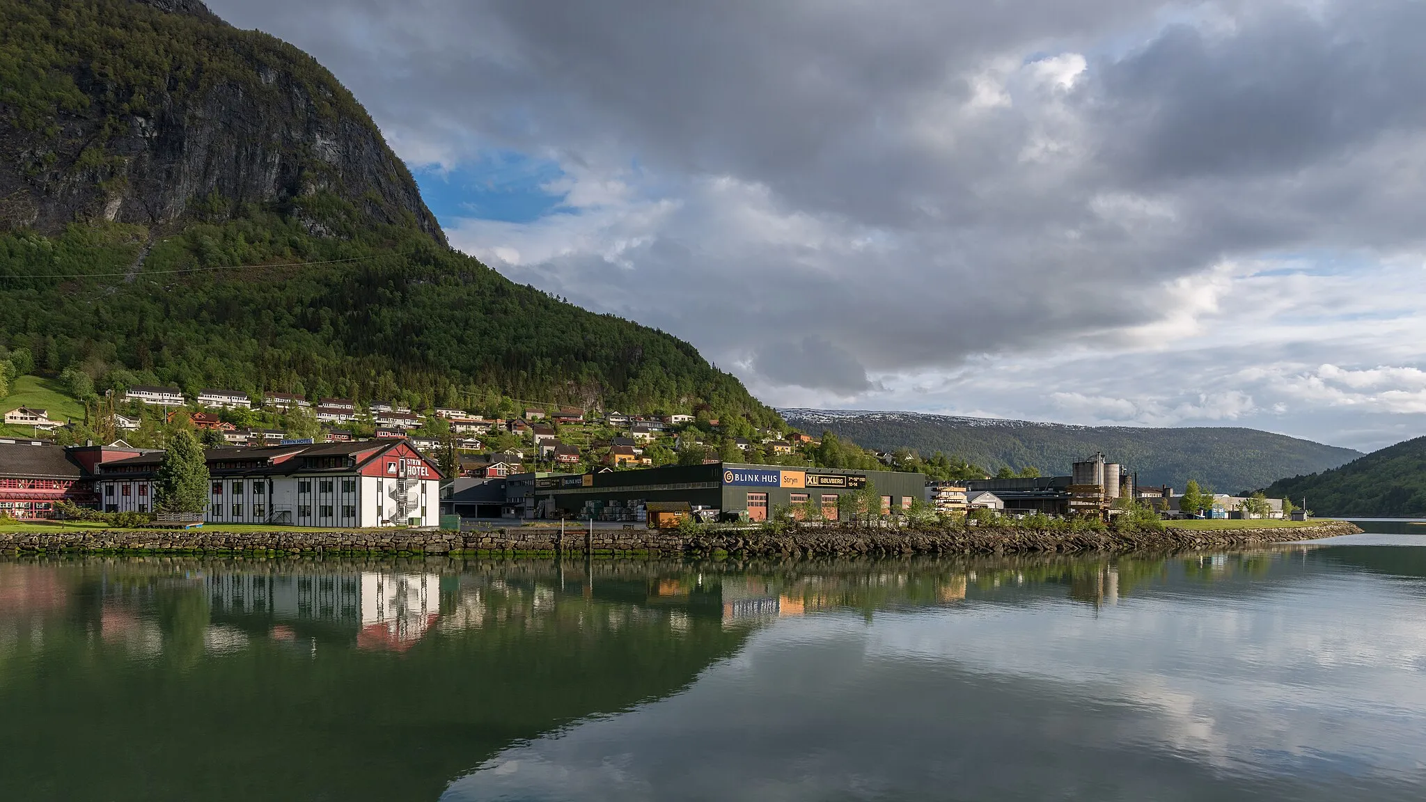 Photo showing: A north view of Visnes, a part of Stryn