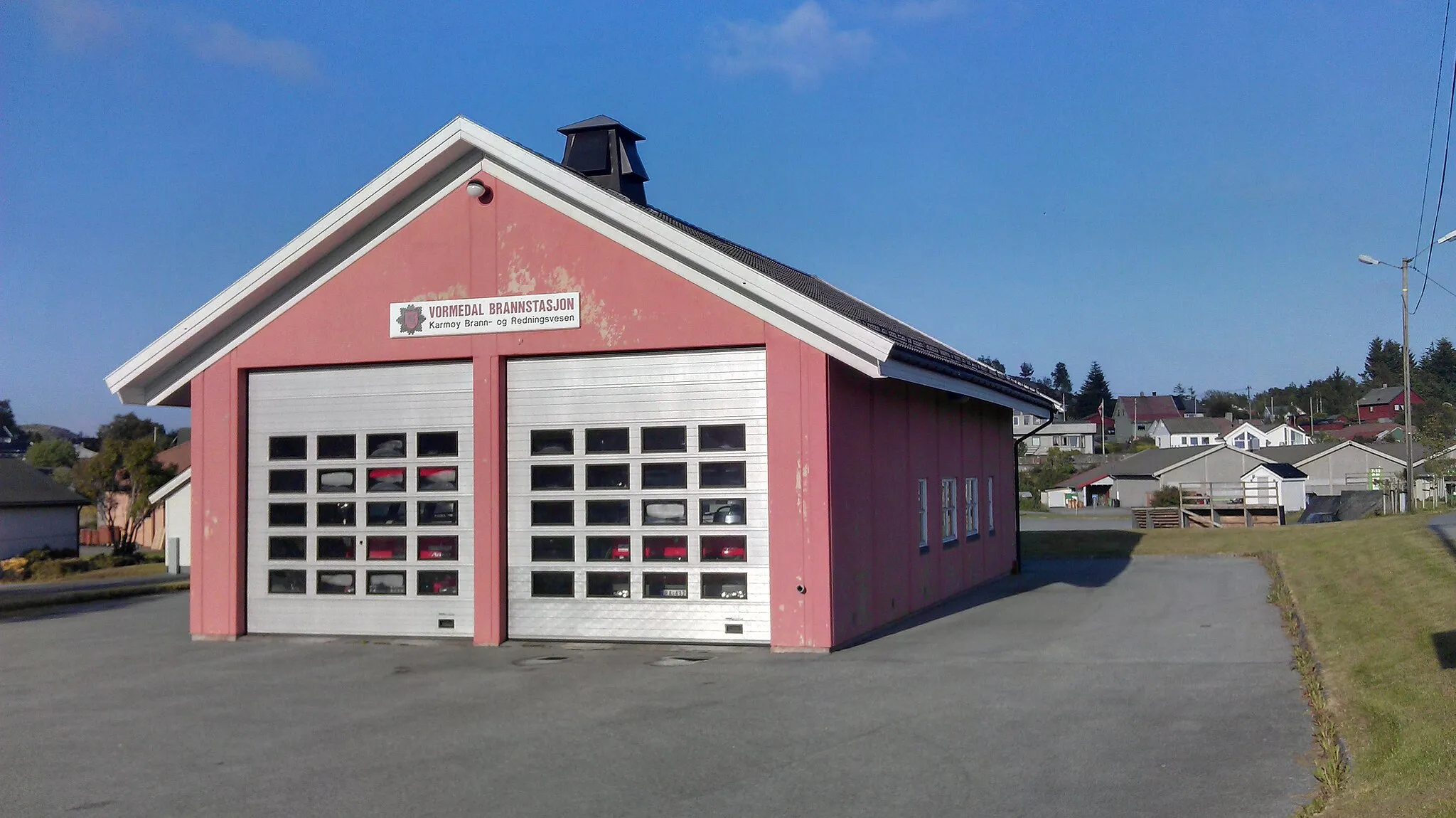 Photo showing: The local fire station in wp:Vormedal. The station is based on volunteers, and is one of the two stations on mainland Karmøy.