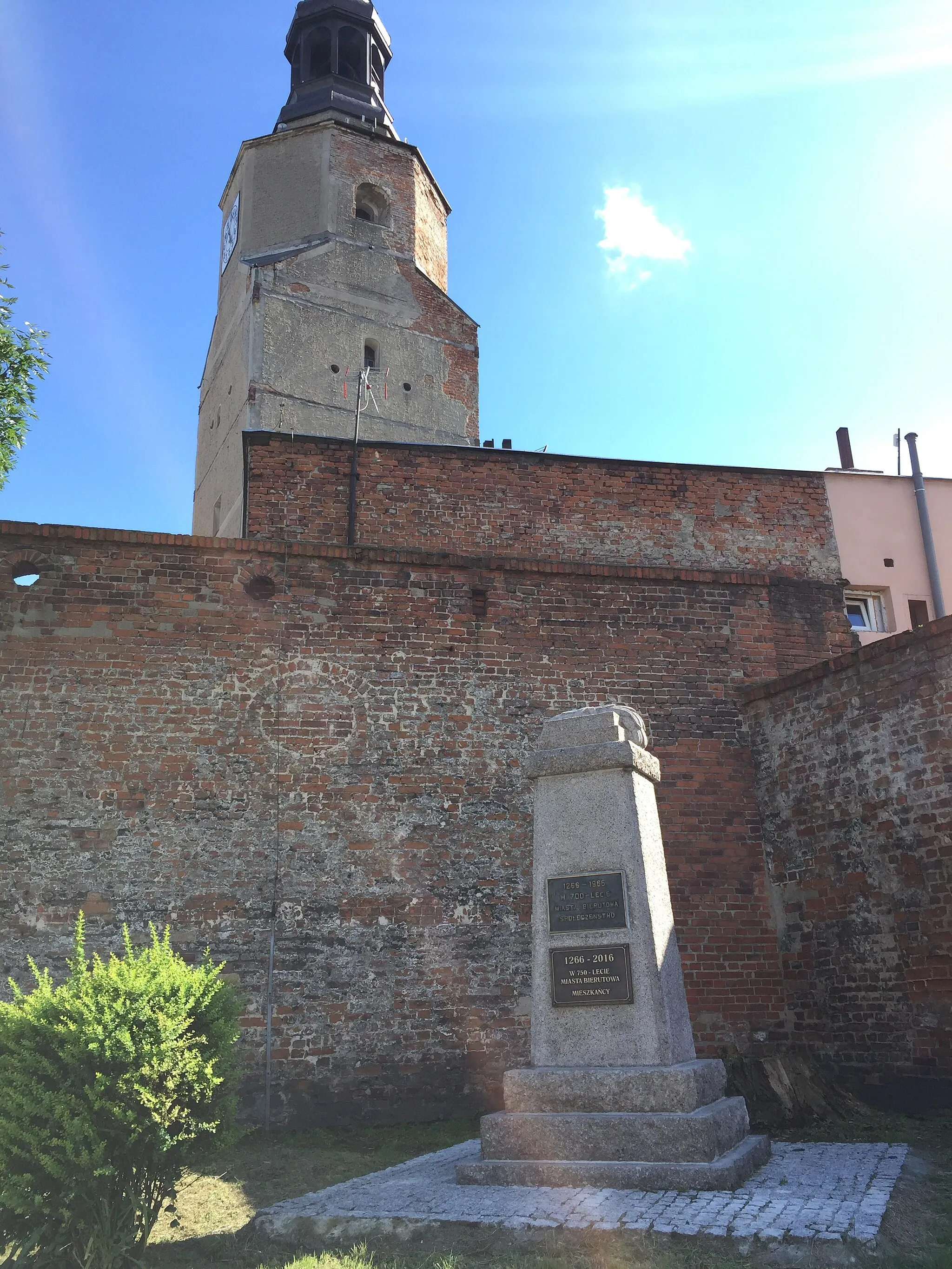Photo showing: Mury Obronne z widocznymi zamurowanymi okrągłymi oknami dawnych zabudowań zamkowych, w tle wieża zamkowa, na pierwszym planie pomnik 700- i 750-lecia Bierutowa