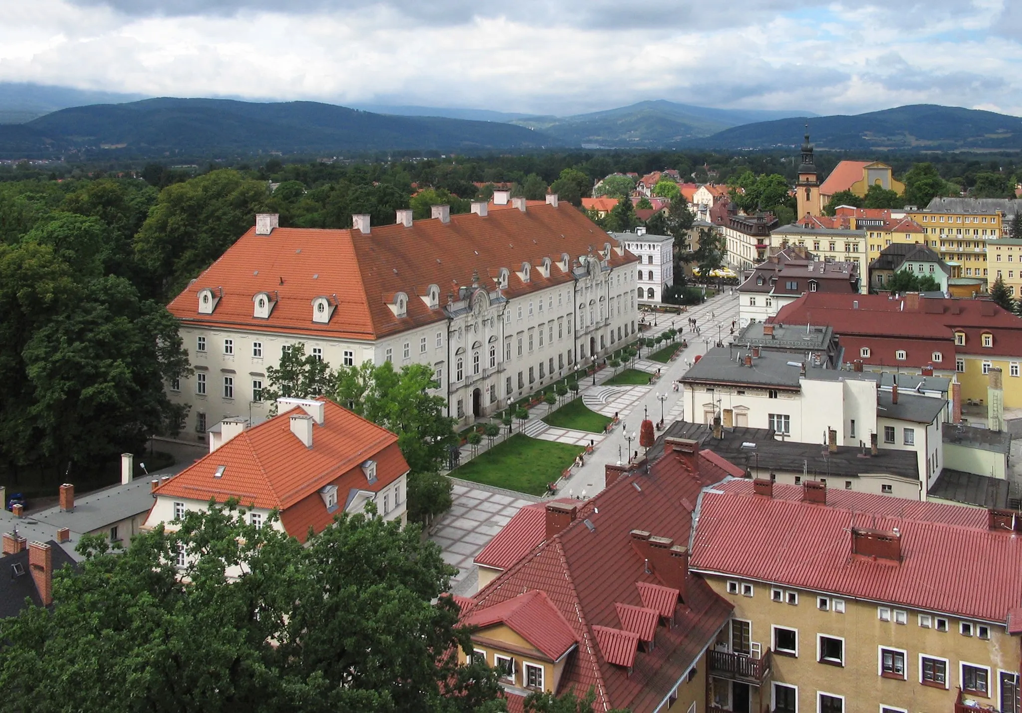 Photo showing: Piastowski Square in Cieplice - viewed from tower of Ewangelical-Augsburg Church