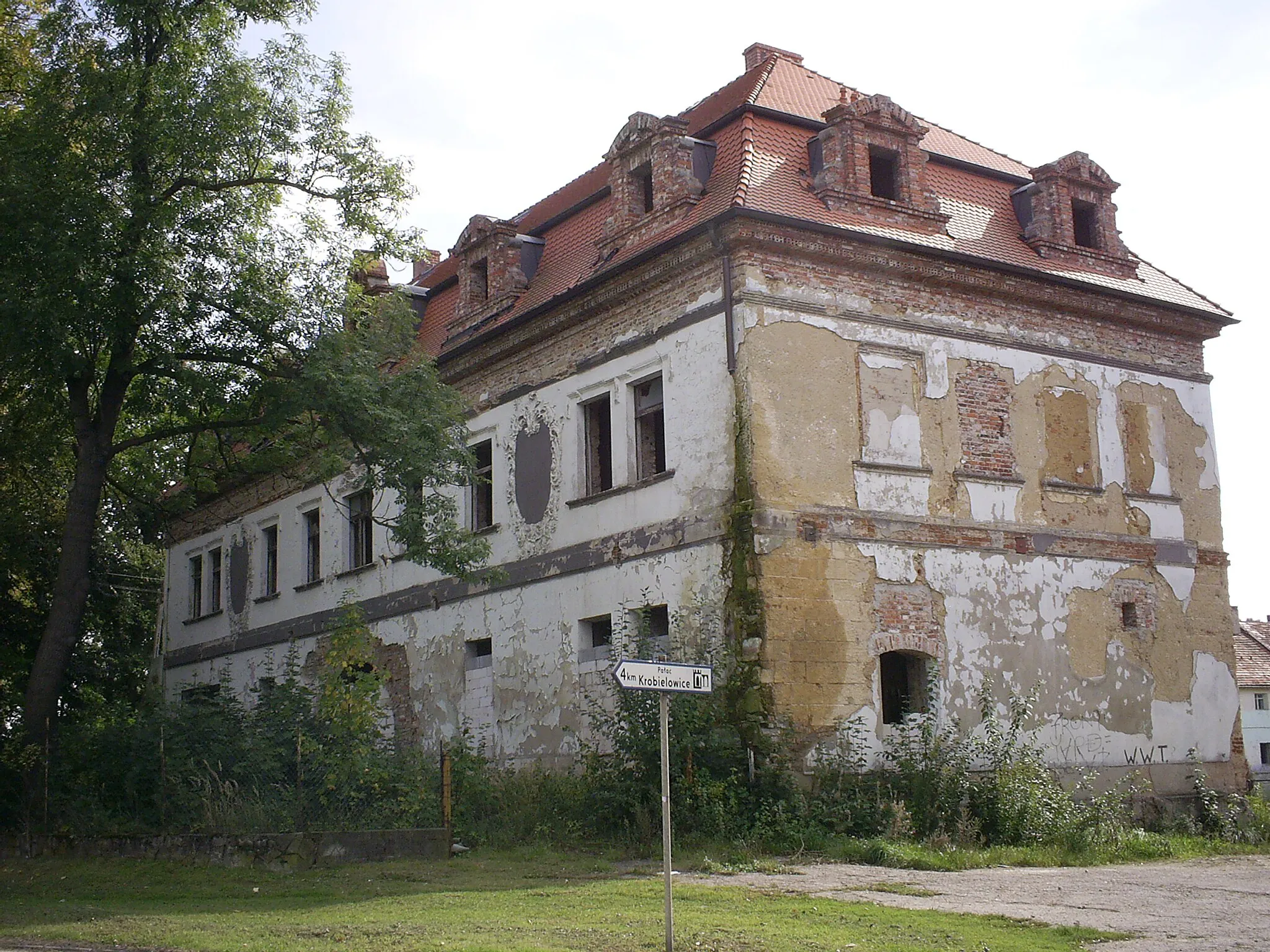 Photo showing: Gniechowice, ul. Wrocławska 7 - pałac, widok od głównej ulicy (zabytek nr A/3814/1249 z dn. 1965-03-05)