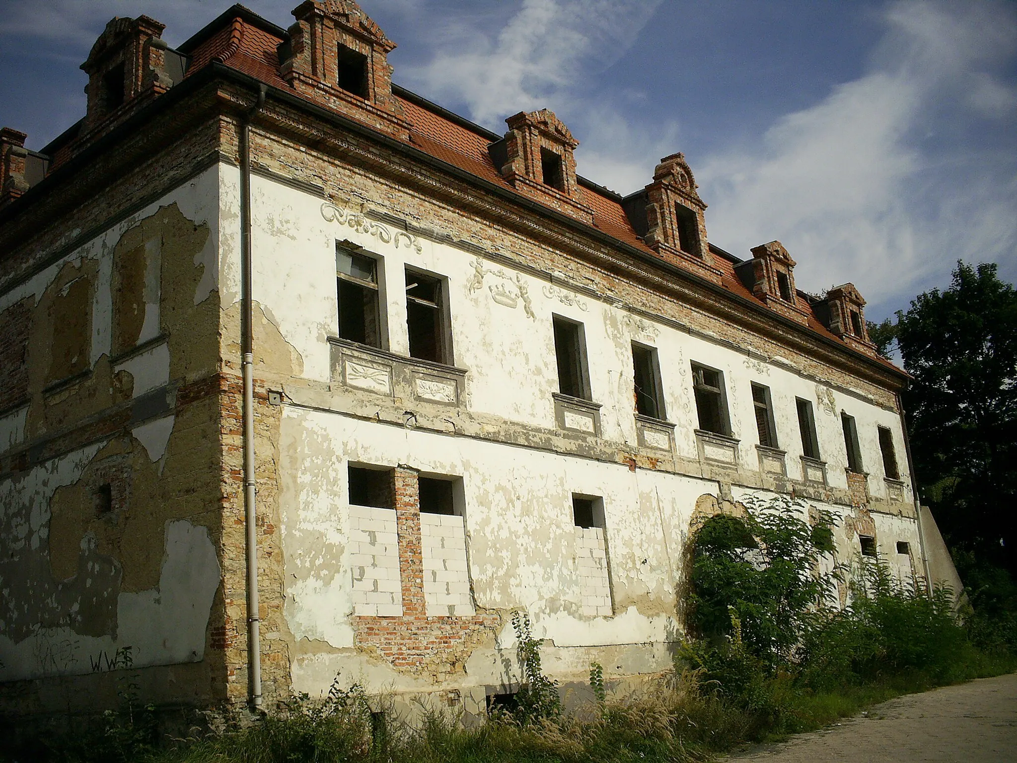 Photo showing: Gniechowice, ul. Wrocławska 7 - pałac, widok od tyłu (zabytek nr A/3814/1249 z dn. 1965-03-05)