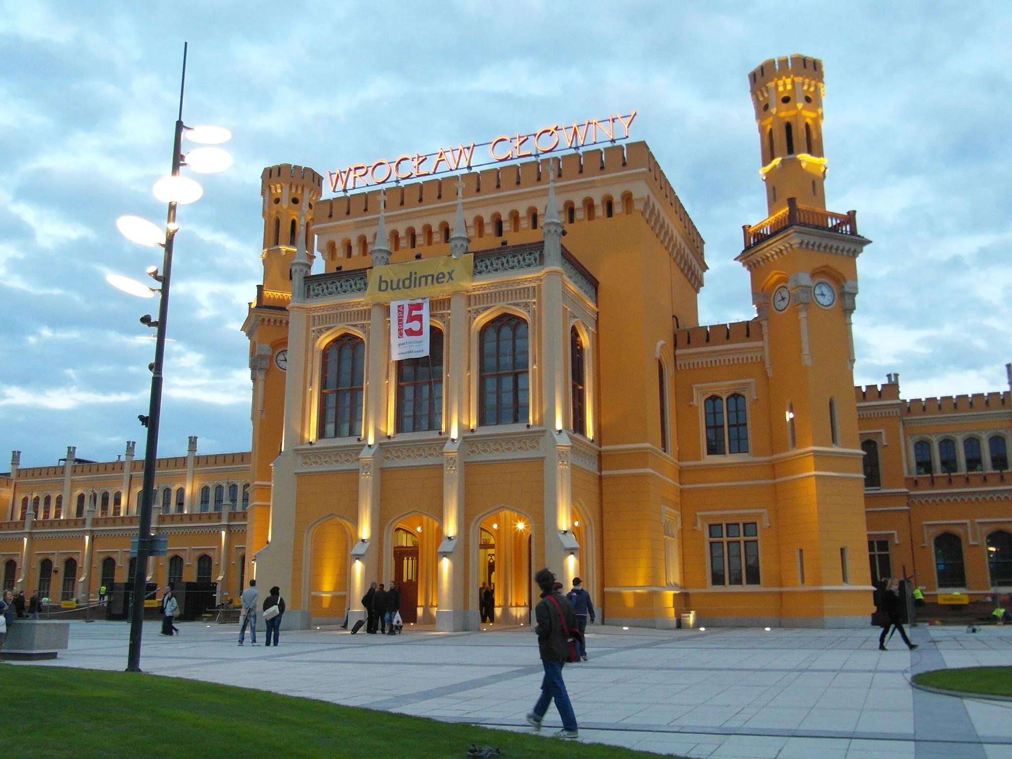 Photo showing: Wrocław - Dworzec Główny - stan po modernizacji 05/2012

Breslau - Hauptbahnhof - Stand nach Abschluss der Modernisierung - 05/2012