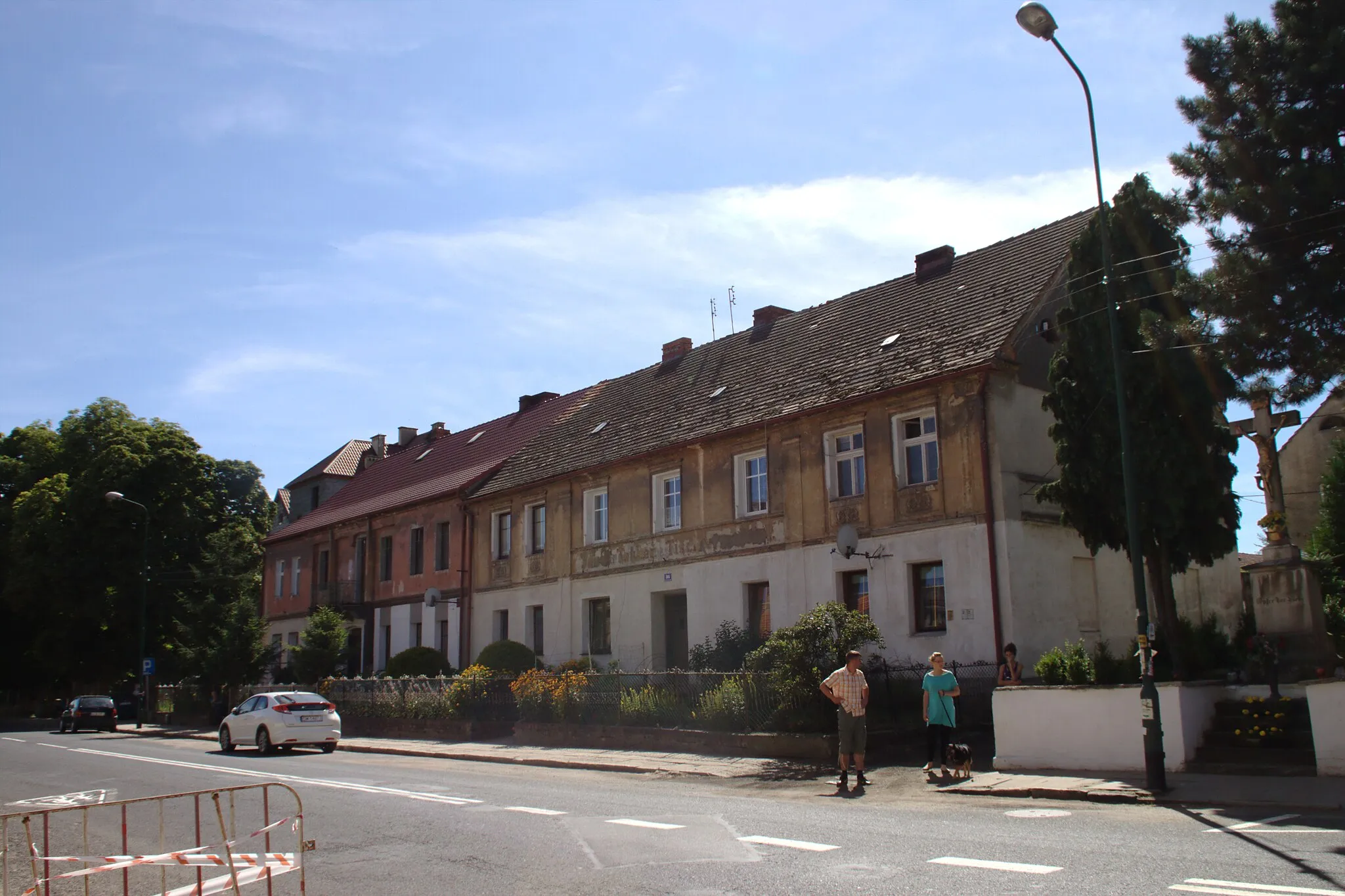 Photo showing: A building at the main road in Henryków, Poland