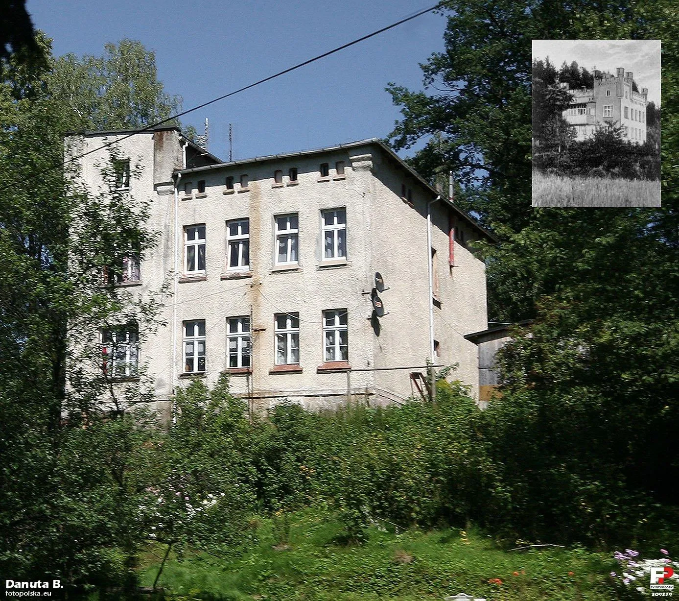 Photo showing: Mariaż archiwalnej miniaturki z takim sobie (lepszego nie mam) współczesnym zdjęciem. Budynek stoi przy głównej ulicy, choć nieco w głębi, skryty w drzewach. Dach kiedyś zdobiony był krenelażem, ale zwalono to po PRLowskim remoncie.