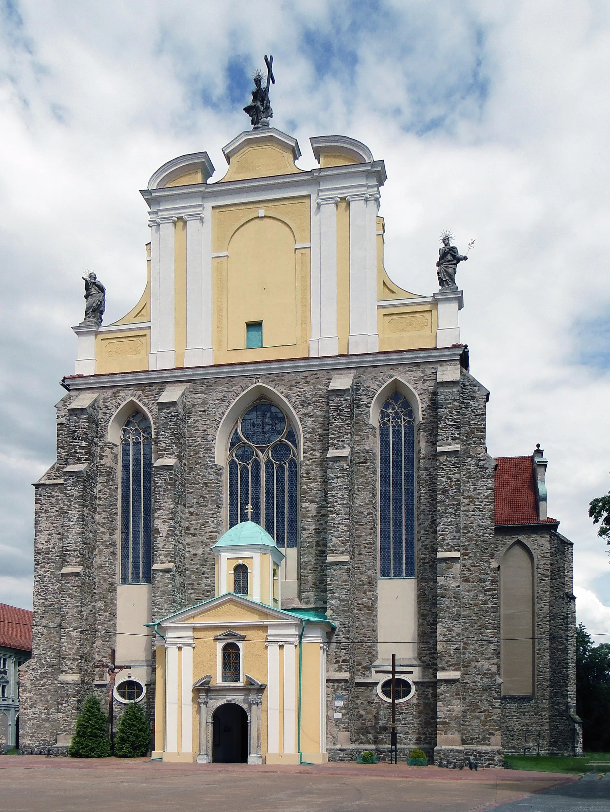 Photo showing: Widok od frontu na okazały kościół p.w. Wniebowzięcia NMP.