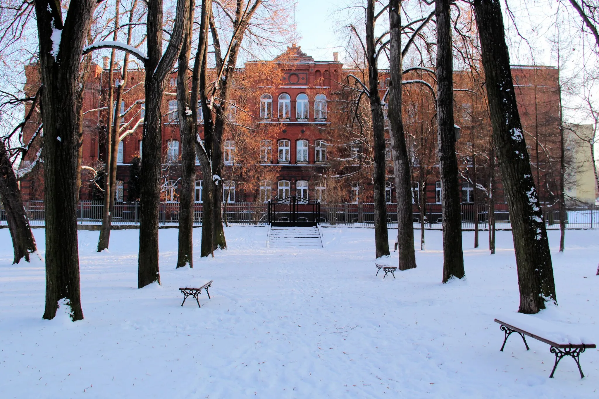 Photo showing: Budynek Zespołu Szkół Ogólnokształcących w Kamiennej Górze.