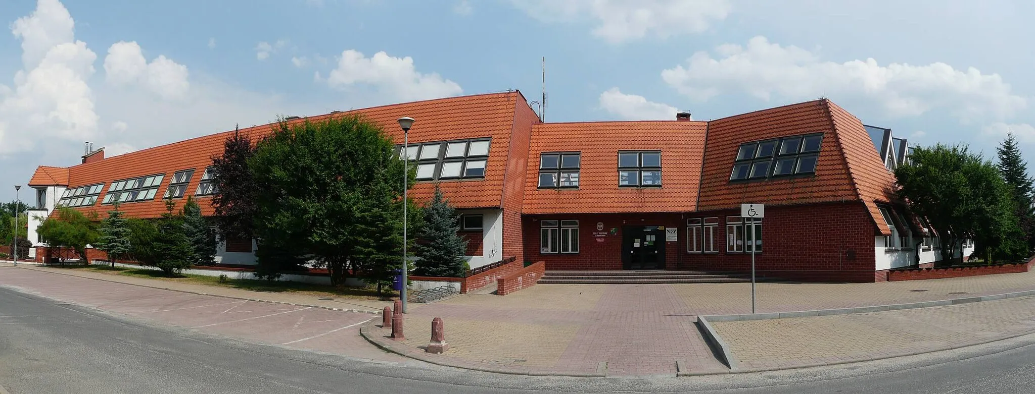 Photo showing: Kobierzyce, Szkoła podstawowa w małej panoramie