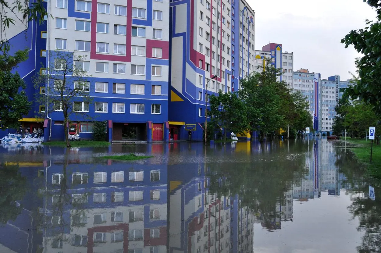 Photo showing: Woda dotarła do domów przy skrzyżowaniu ulic Ignuta z Kozanowską choć na szczęście nie jest jej tu dużo.