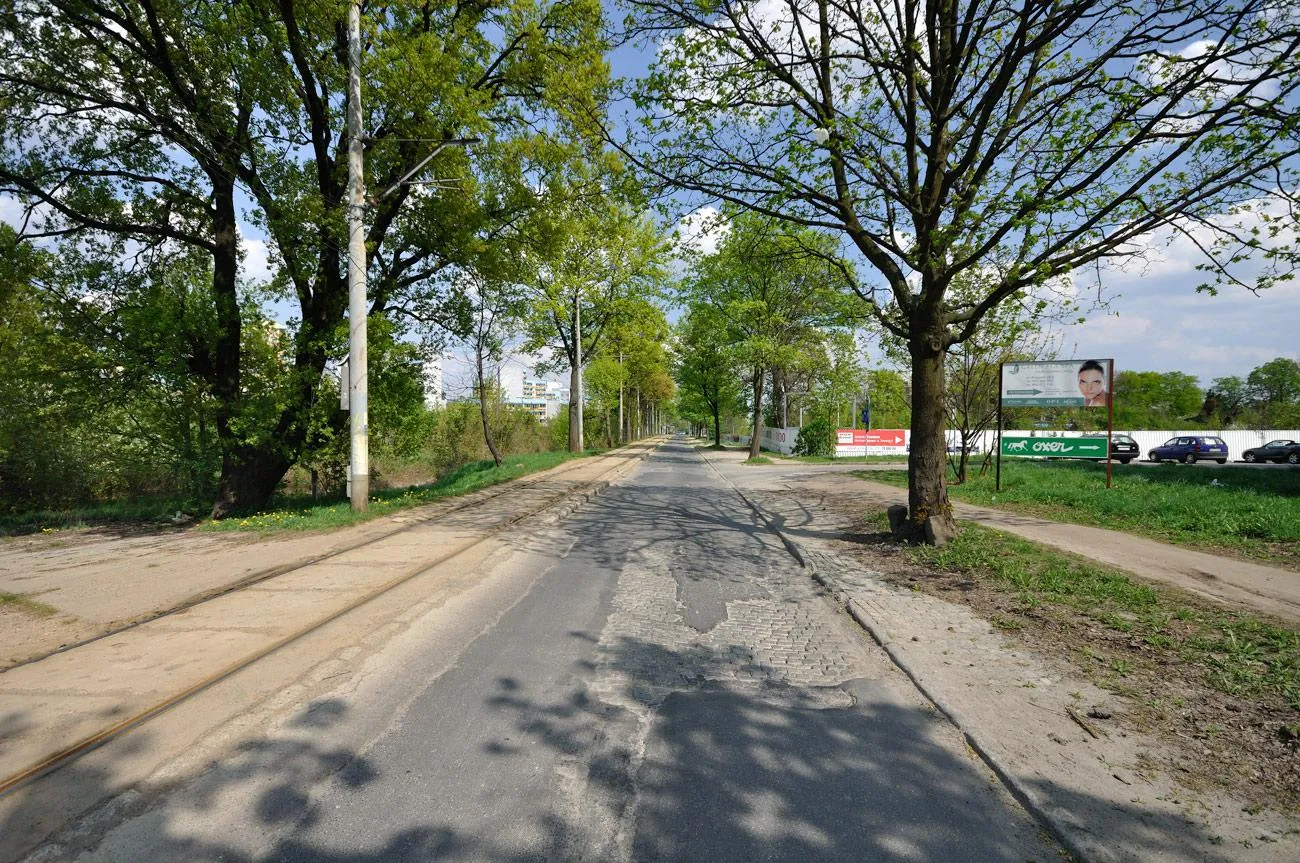 Photo showing: Ulica Przyjaźni, widok w stronę Karkonoskiej. Przypadkiem zrobiłem zdjęcie z tego samego miejsca co zimą (patrz porównanie).