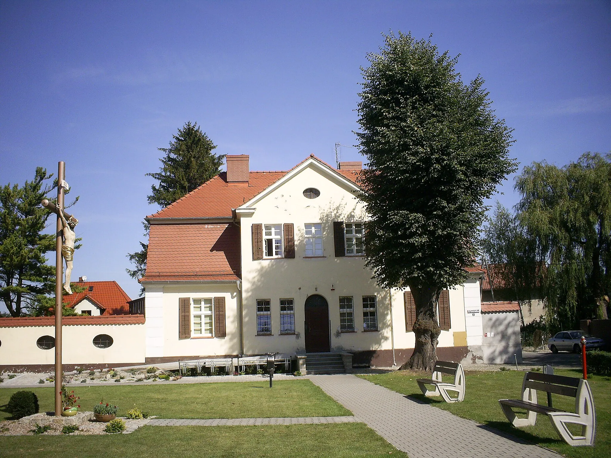 Photo showing: Smolec, ul. Kościelna 4 - zespół kościelny: dawny kościół ewangelicki, obecnie rzymskokatolicki parafialny p.w. Narodzenia NMP - Plebania zabytek nr A/1209/686/1-2/W