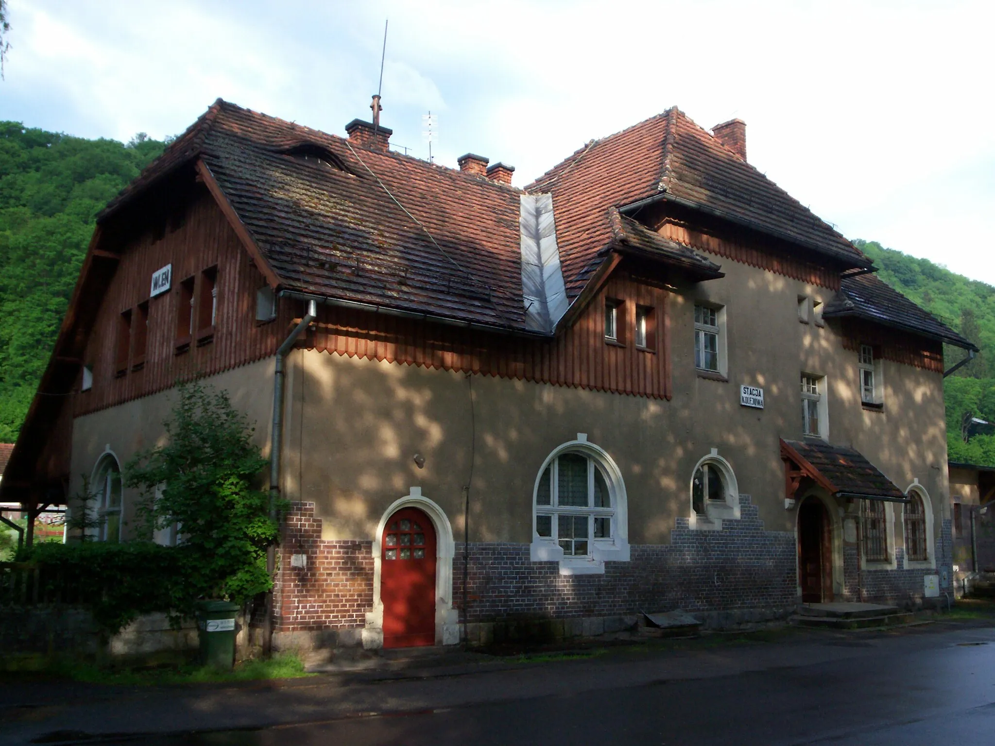 Photo showing: Train station in Wleń.