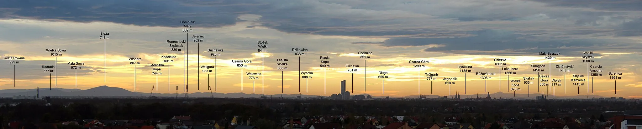 Photo showing: Wrocław - a panorama of the city and the peaks on its background; Ślęża, Sudety, Karkonosze