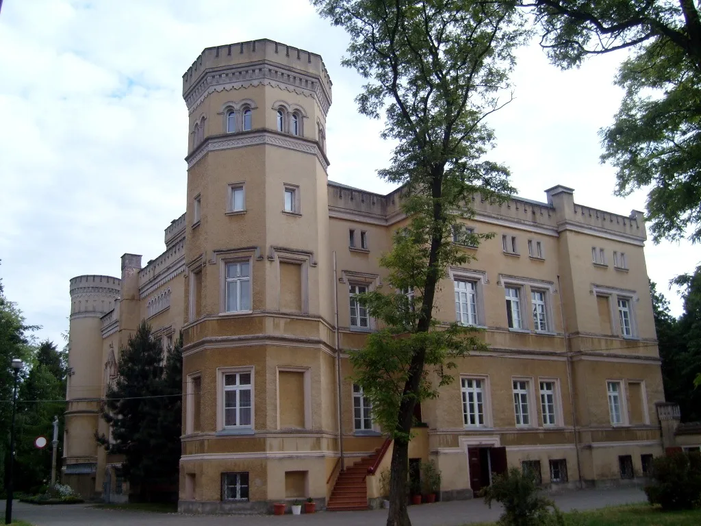 Photo showing: Jabłonowo Pomorskie - Zespół pałacowo-parkowy; neogotycki pałac Narzymskich, od 1933 dom generalny Zgromadzenia Sióstr Pasterek od Opatrzności Bożej, zbudowany w latach 1854-59 dla Stefana Narzymskiego prawdopodobnie wg projektu F. A. Stülera.