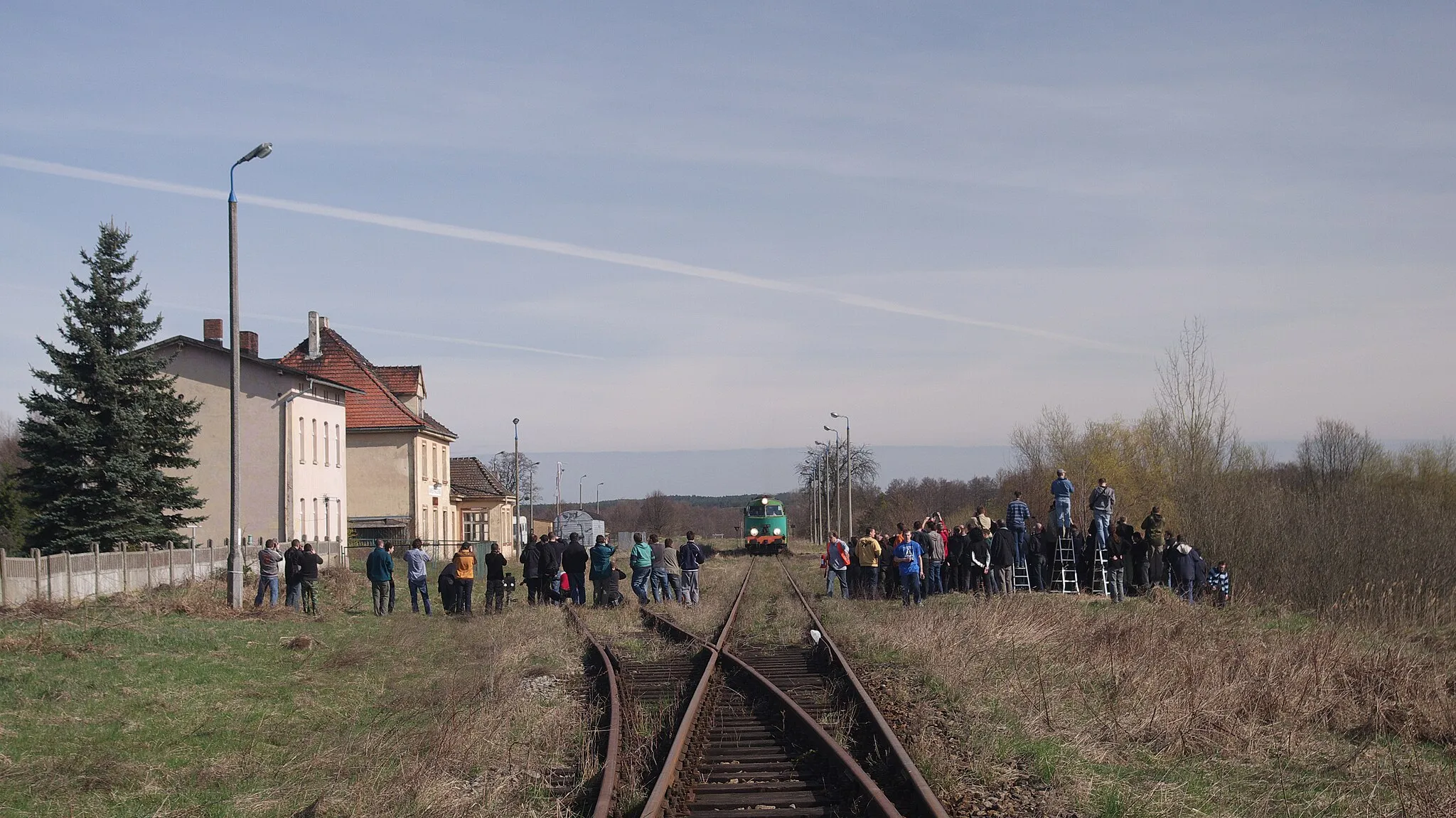Photo showing: A photo stop at the Kamień Krajeński railway station during the "Chojnice - Gniezno" train excursion.