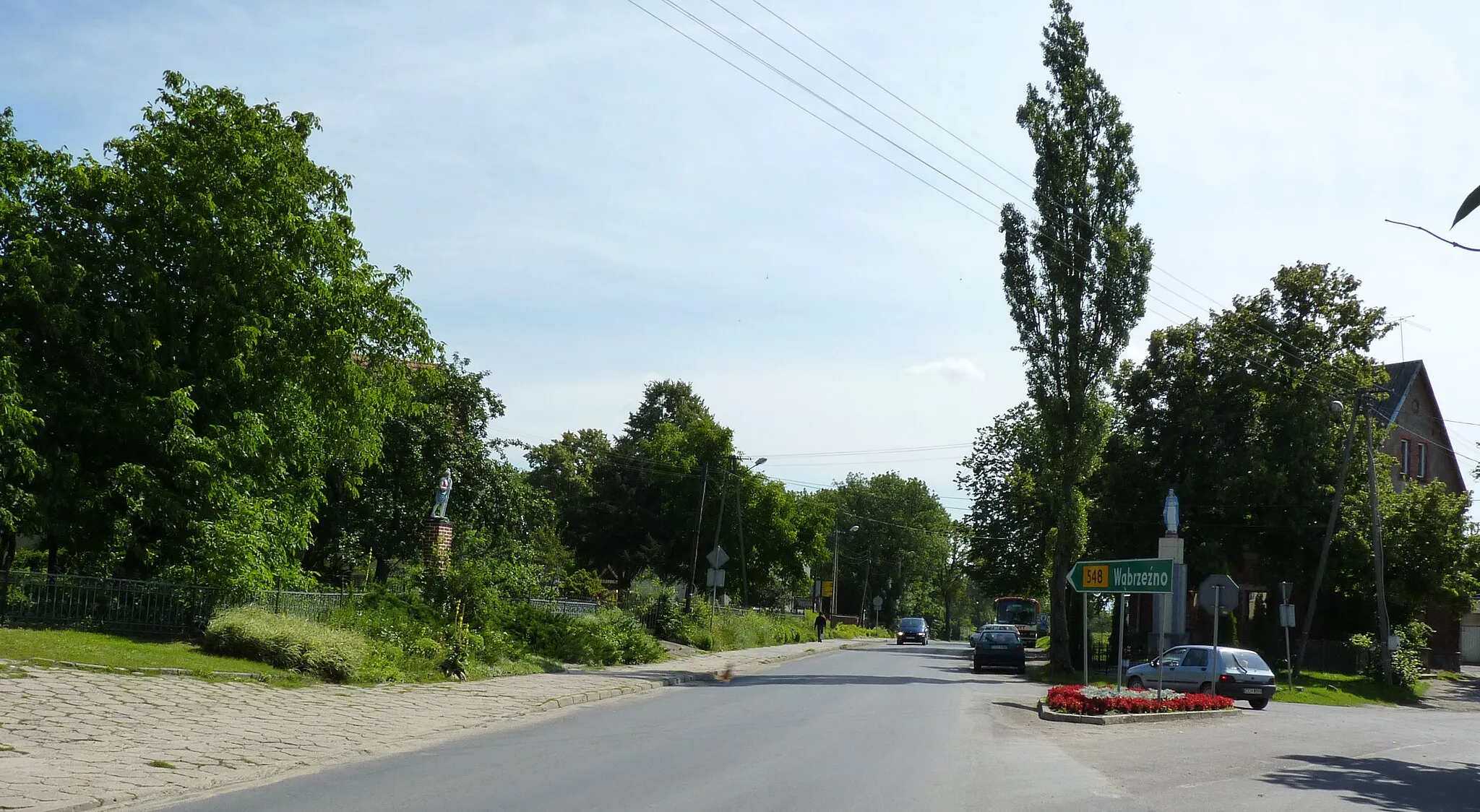 Photo showing: Lisewo - po lewej  i prawej  stronie drogi przydrożne kapliczki