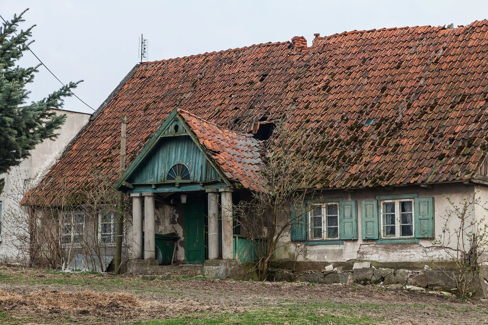 Photo showing: Dwór "Na Zielonym Wzgórzu" w Radzyniu Chełmińskim, zbudowany na przełomie XVIII i XIX w., drewniany konstrukcji zrębowej, otynkowany, z nowszym gankiem od frontu.
