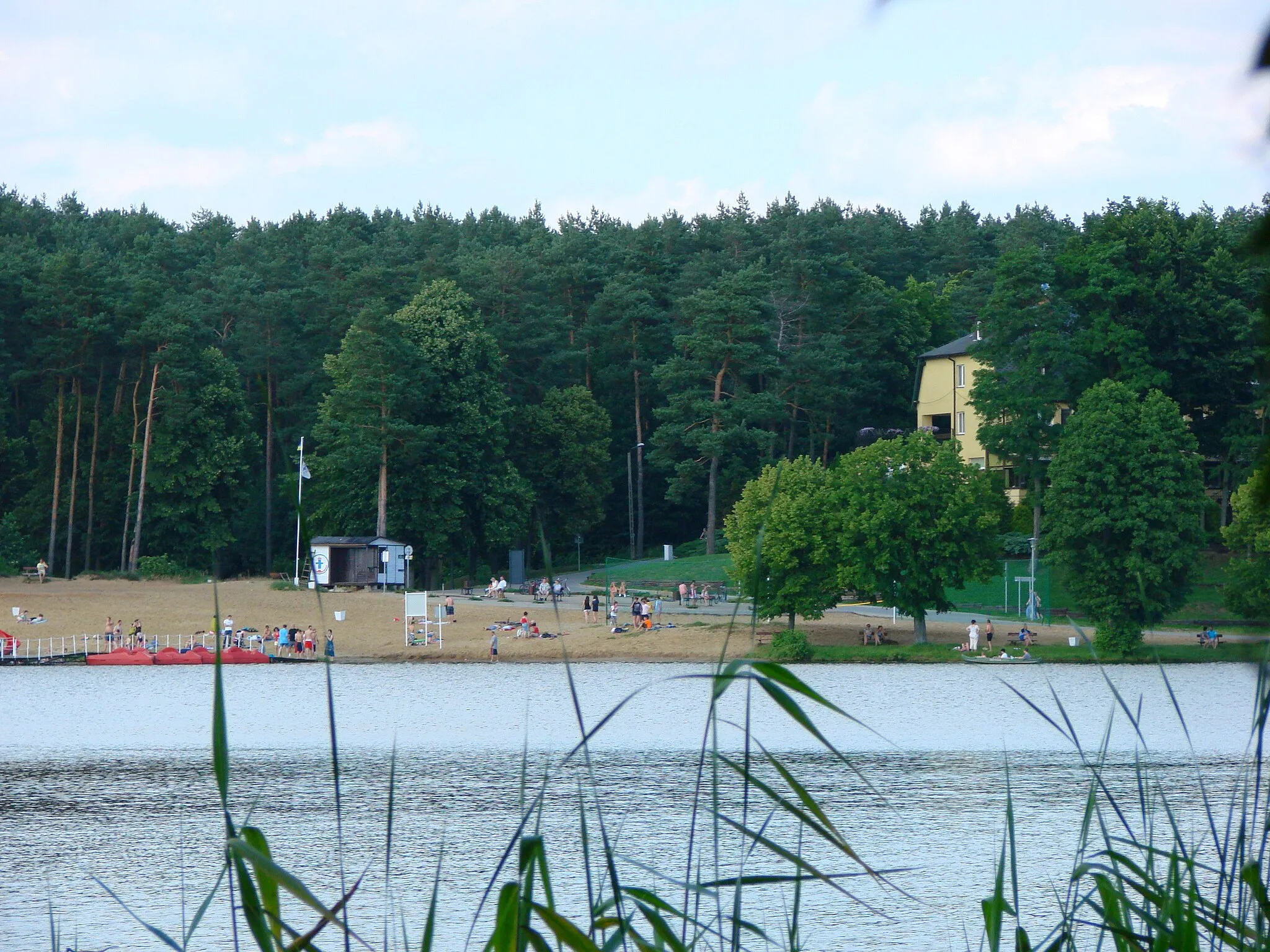 Photo showing: Plaża Miejska nad Jeziorem Sępoleńskim, po prawej stronie "Hotel Jan *** ", ul. Leśna. Place and Obiect in Sępólno Krajeńskie, Poland.