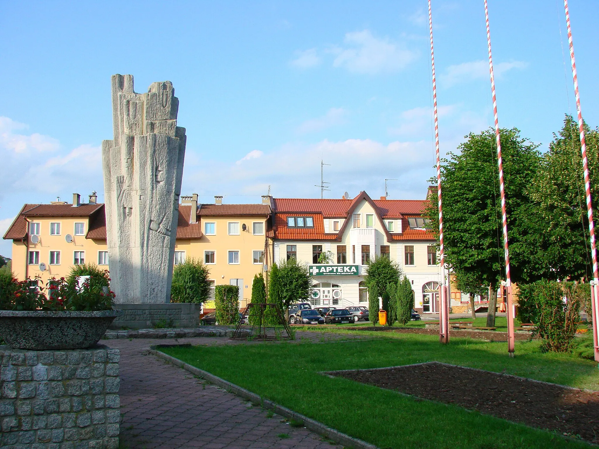 Photo showing: Pomnik na trójkątnym Starym Rynku, ku pamięci poległych w walkach o niepodległość miasta, ul. Pl. Wolności. Monument in Sępólno Krajeńskie, Poland.