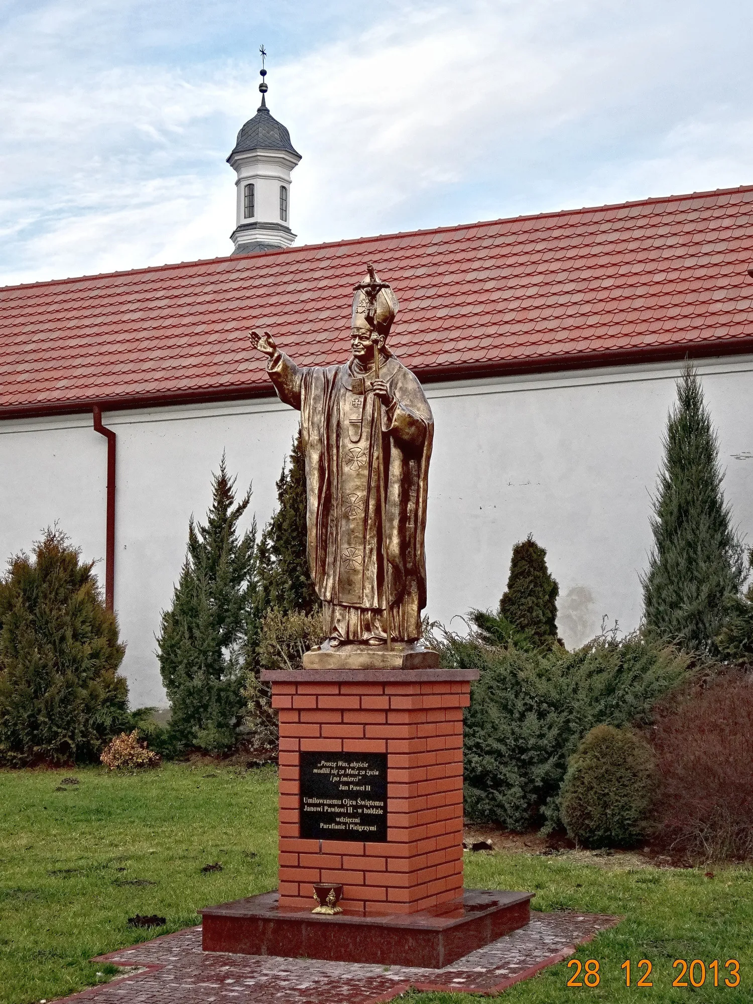 Photo showing: Kościół i klasztor pw. Zwiastowania NMP w Skępem - pomnik Jana Pawła II.