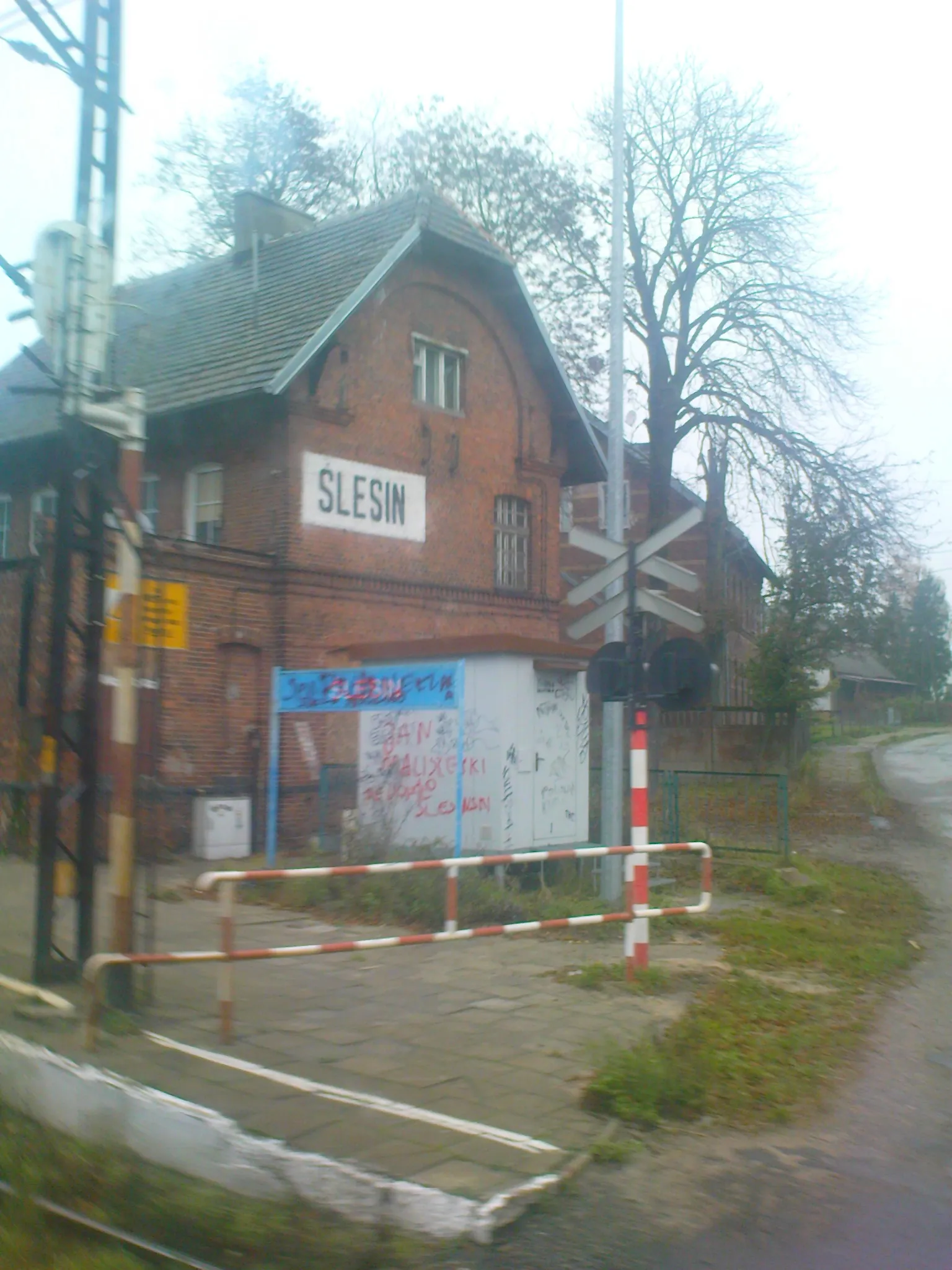 Photo showing: Dworzec w Ślesinie