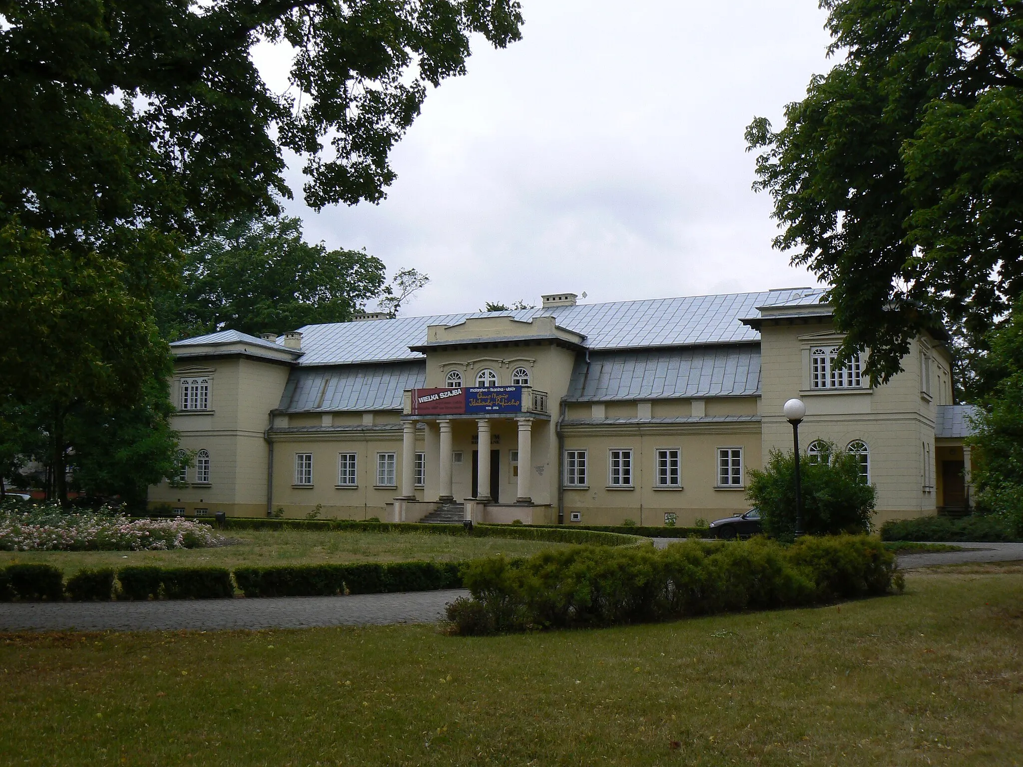 Photo showing: Olszewski's mansion, Bełchatów (east side)