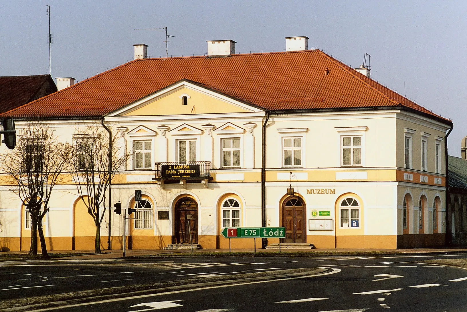 Photo showing: Krośniewice, pl. Wolności 1 - zespół dawnego zajazdu: zajazd, mur., 1803, obecnie Siedziba "Muzeum imienia Jerzego Dunin-Borkowskiego" (zabytek nr 589-III-28 z 16.07.1953; 291/346 z 17.07.1967)