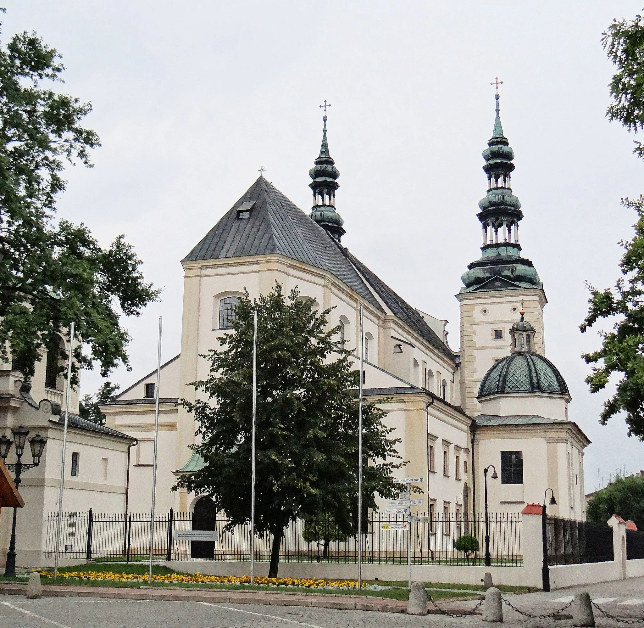 Photo showing: Bazylika Katedralna w Łowiczu - widok od strony północno-wschodniej