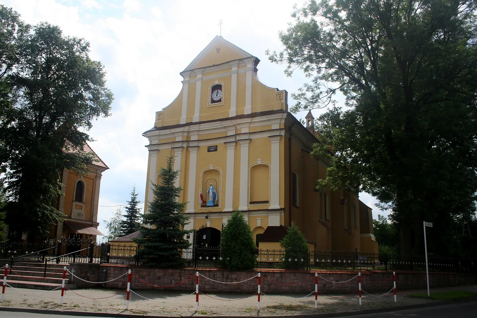 Photo showing: Kościół pw. Matki Bożej Szkaplerzne i Świętego Walentego w Lutomiersku.