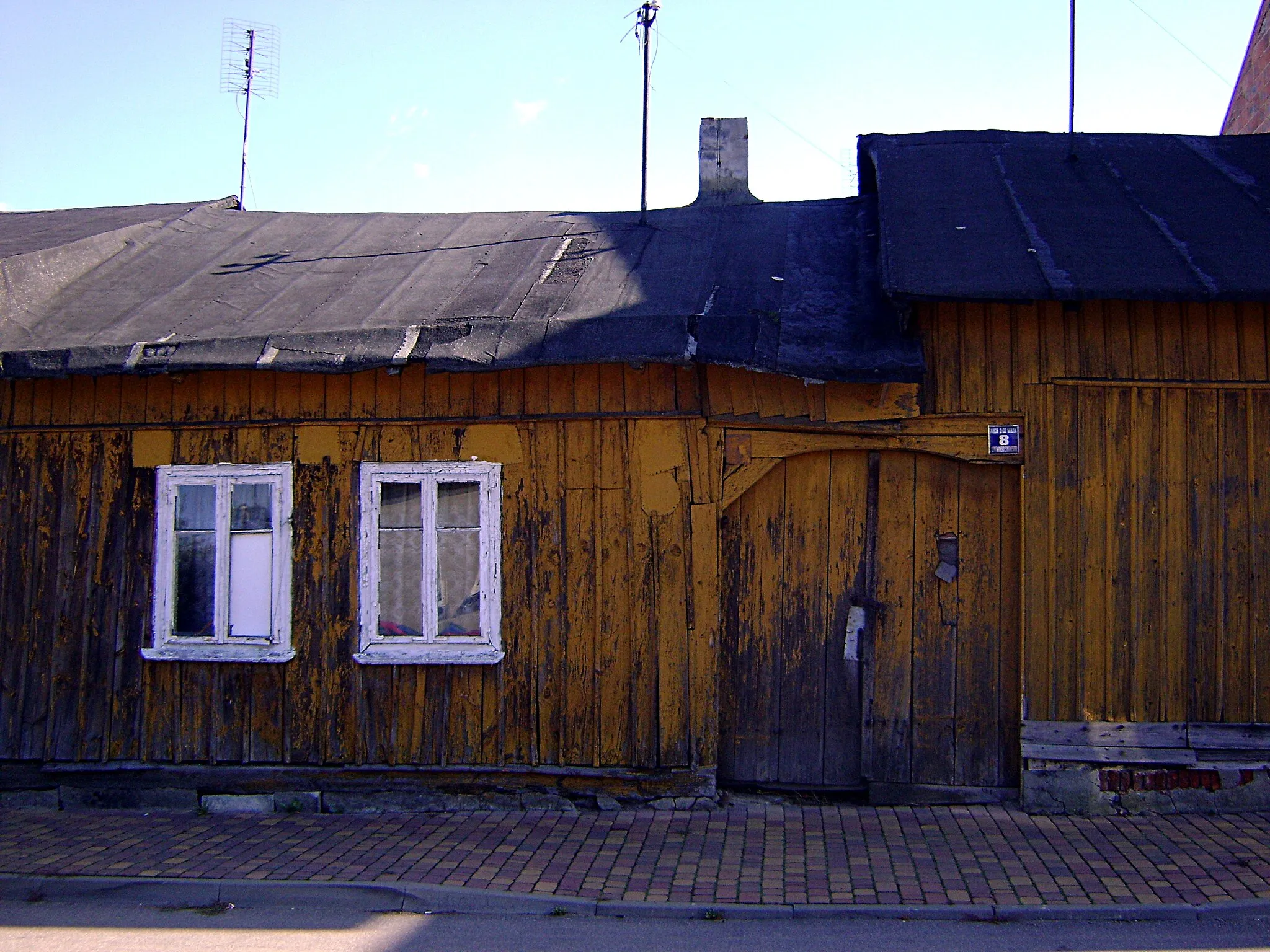 Photo showing: Jeżów, al. 3 Maja 8 - dom, drewniany, pocz. XIX w.