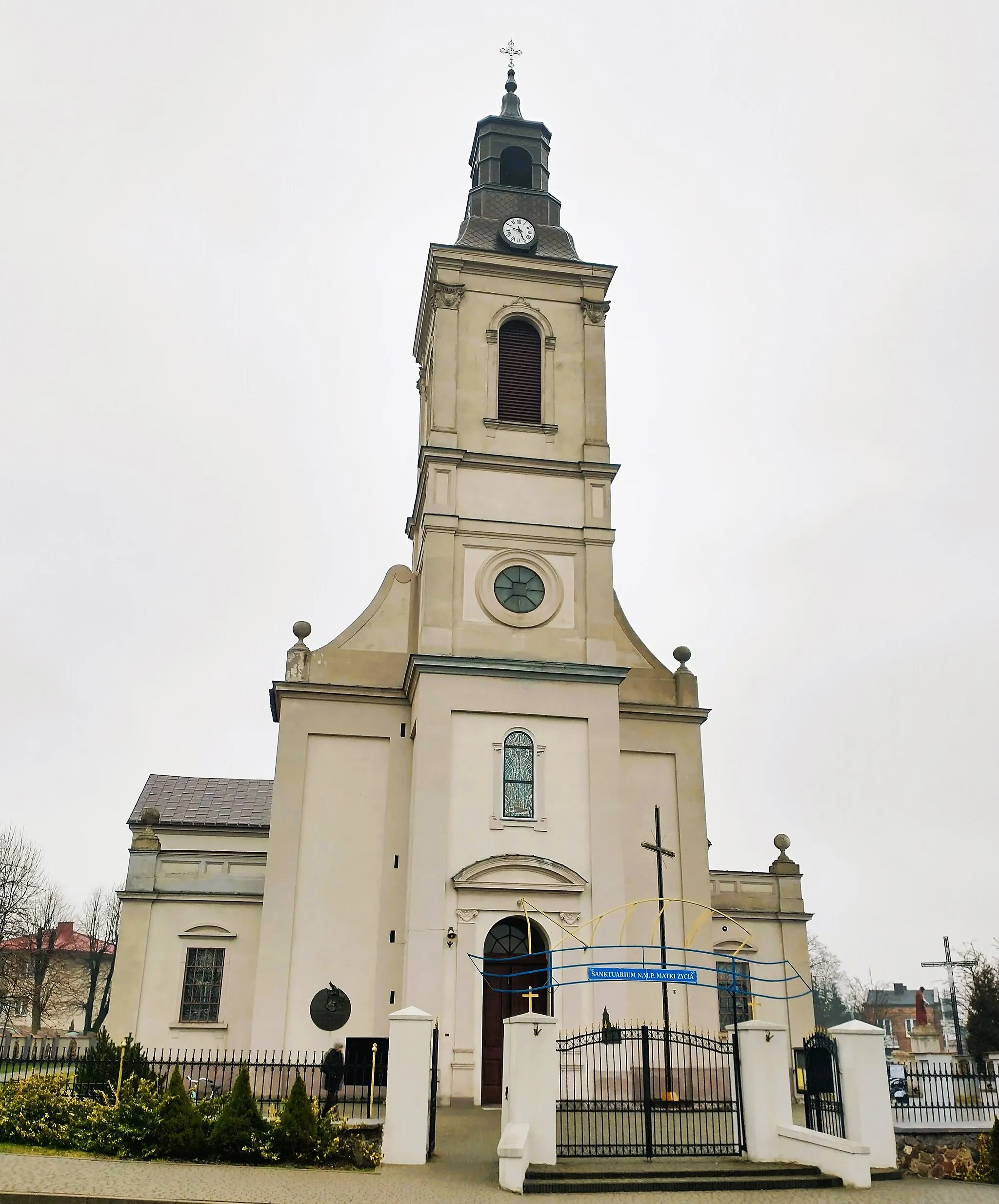 Photo showing: Kościół Nawiedzenia Najświętszej Maryi Panny – rzymskokatolicki kościół parafialny należący do dekanatu Rozprza archidiecezji częstochowskiej.