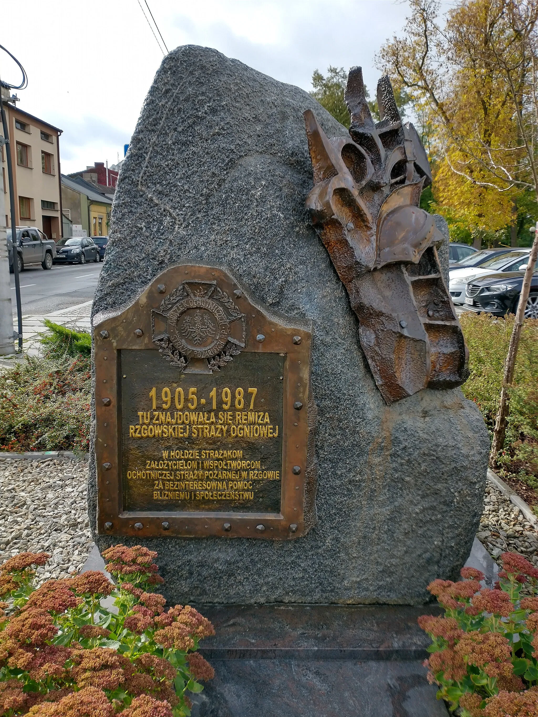 Photo showing: Pomnik straży ogniowej na rynku w Rzgowie.