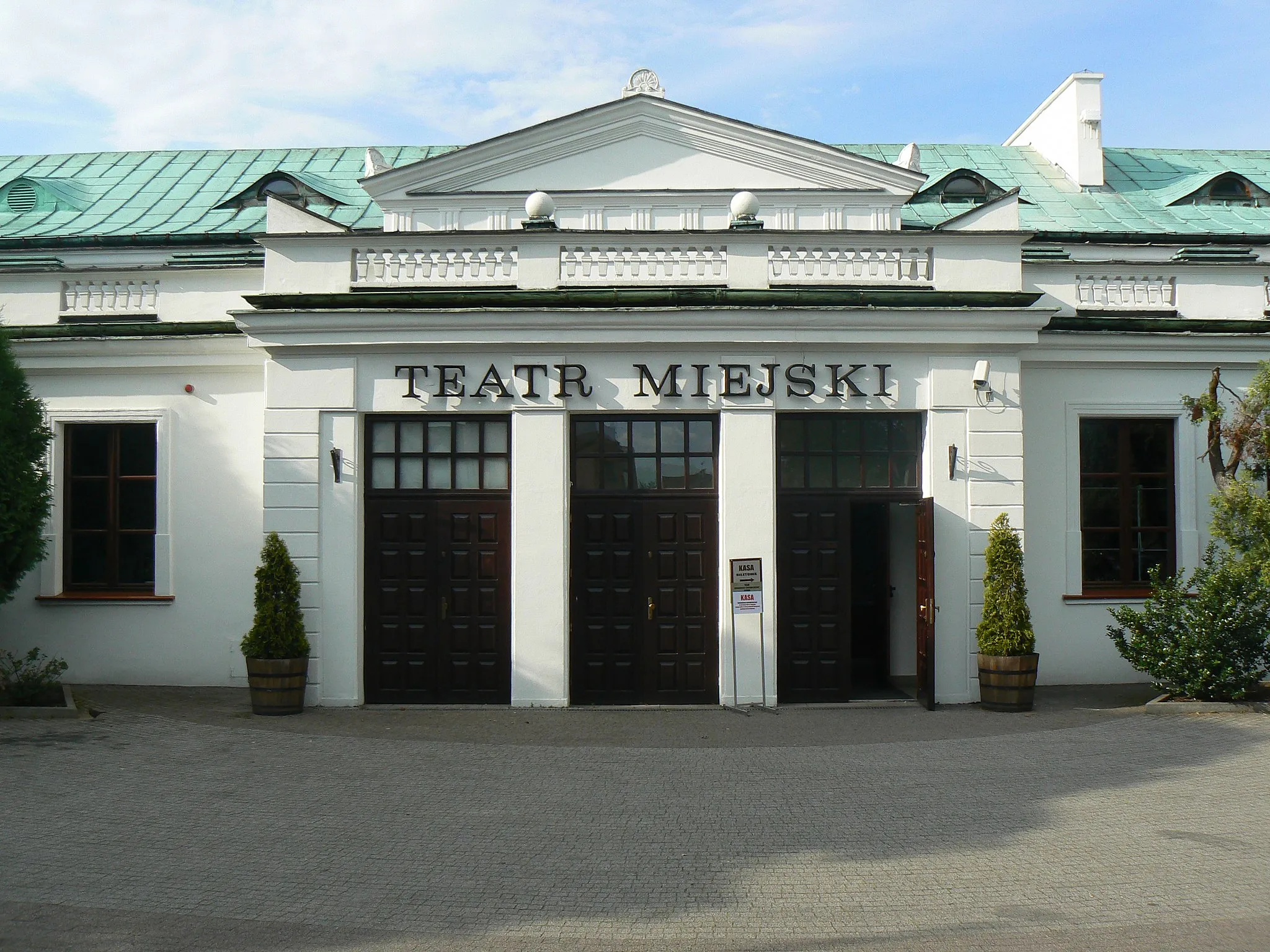 Photo showing: Fragment elewacji frontowej budynku Teatru Miejskiego w Sieradzu