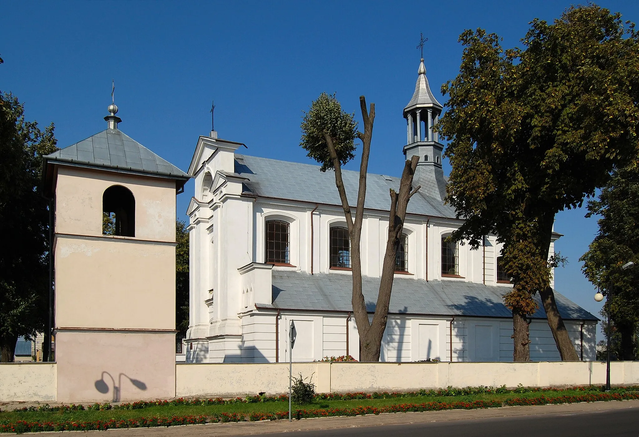 Photo showing: Church with belltower in Adamów, Łuków County, Lublin Voivodship, Poland.