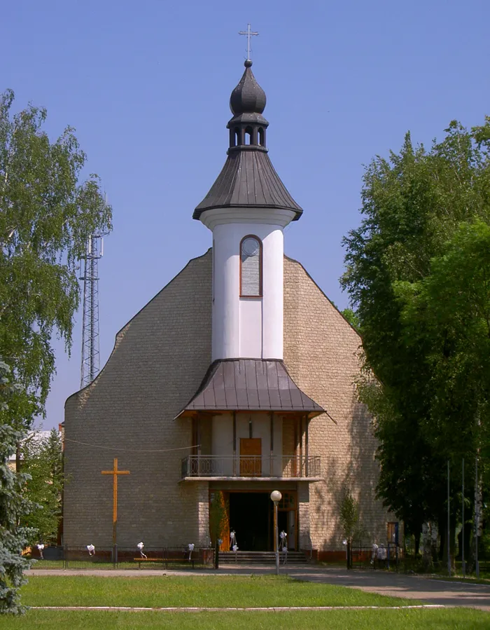 Photo showing: Aleksandrów - rzymskokatolicki kościół parafialny p.w. Matki Bożej Nieustającej Pomocy