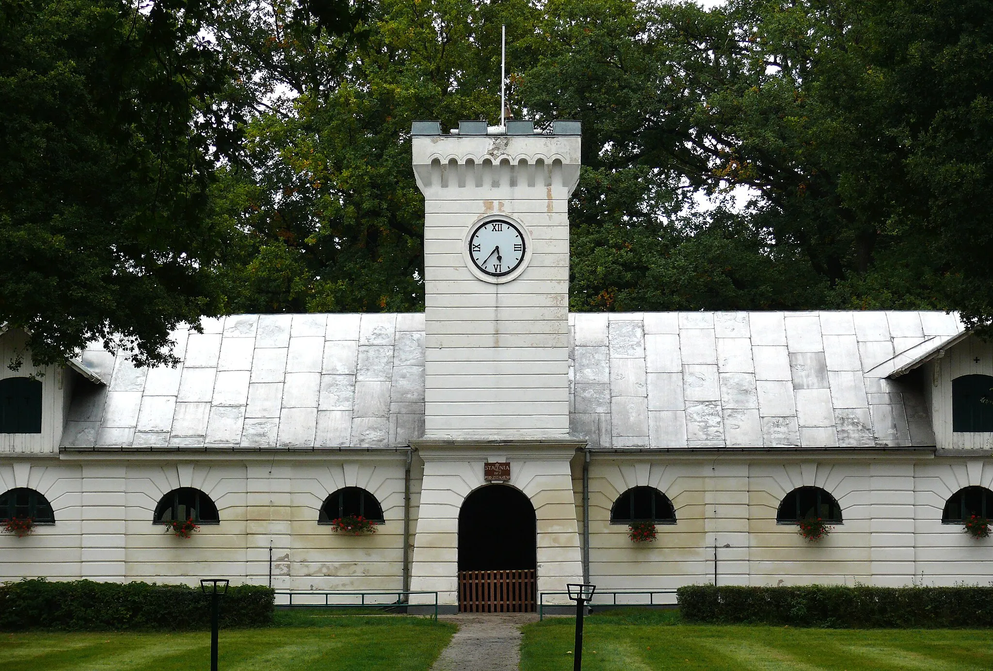 Photo showing: Założenie krajobrazowo-przestrzenne stadniny koni (1 poł. XIX): - 
Stajnia "Zegarowa" (1841r.) - Wygoda, gmina Janów Podlaski, powiat bialski, woj. lubelskie, (Zabytek nr. A/76 z 25.11.1966 i z 28.12.1983)