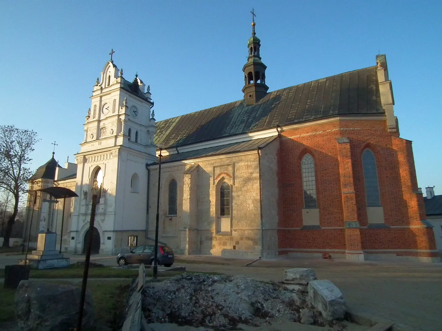 Photo showing: Kraśnik, ul. Kościuszki 4 / Klasztorna - zespół klasztorny kanoników regularnych (XV-XVI):
- kościół, ob. par. p.w. Wniebowzięcia NMP
- klasztor
- kaplica p.w. św. Jacka (k. XVIII)
- dzwonnica (XVII)
- cmentarz
- zabudowania gospodarcze (XVIII-XX)
zabytek nr rejestr. A/482 z 22.04.1970