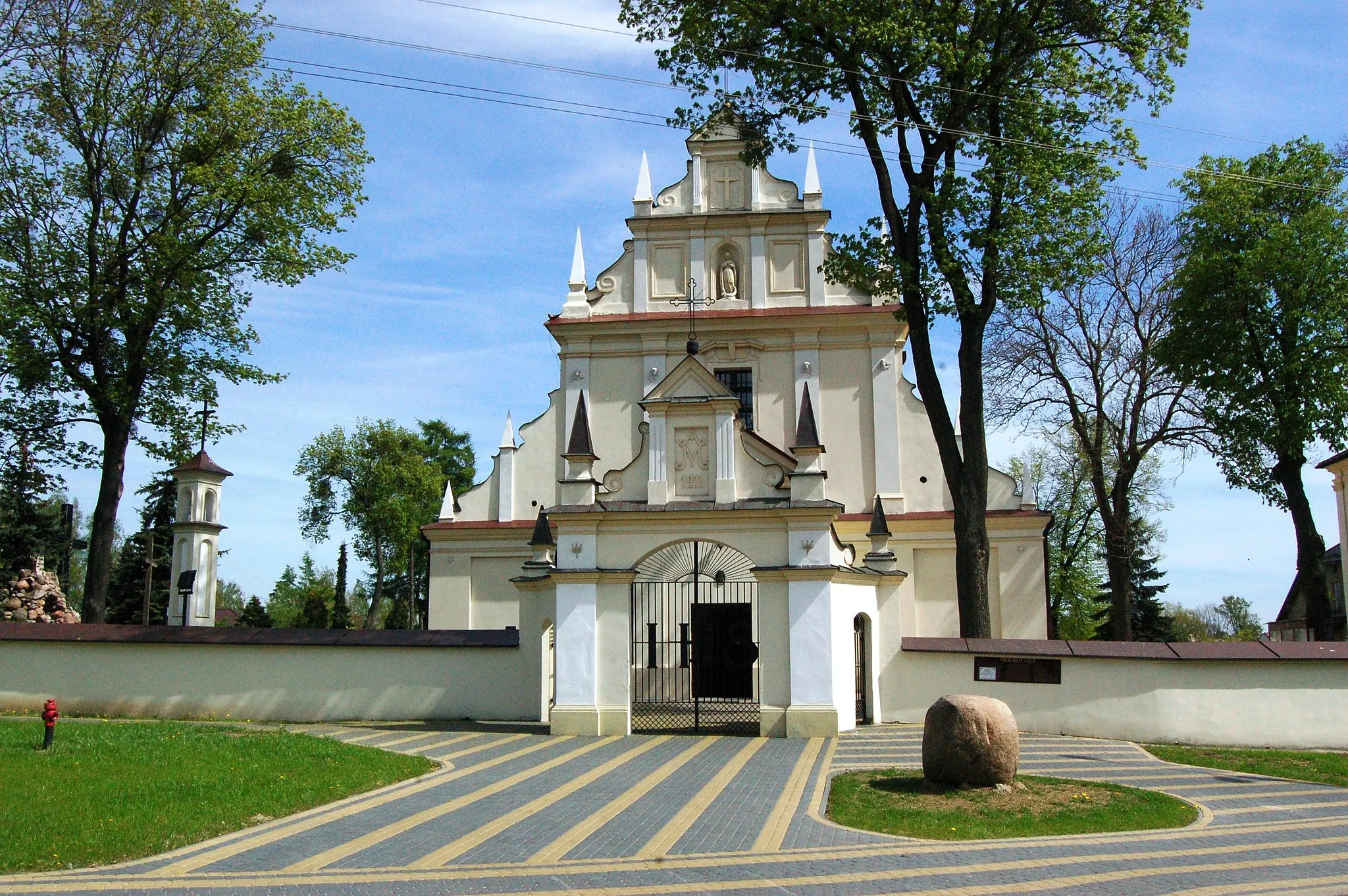 Photo showing: Kurów - kościół parafialny p.w. Narodzenia NMP i św. Michała Archanioła