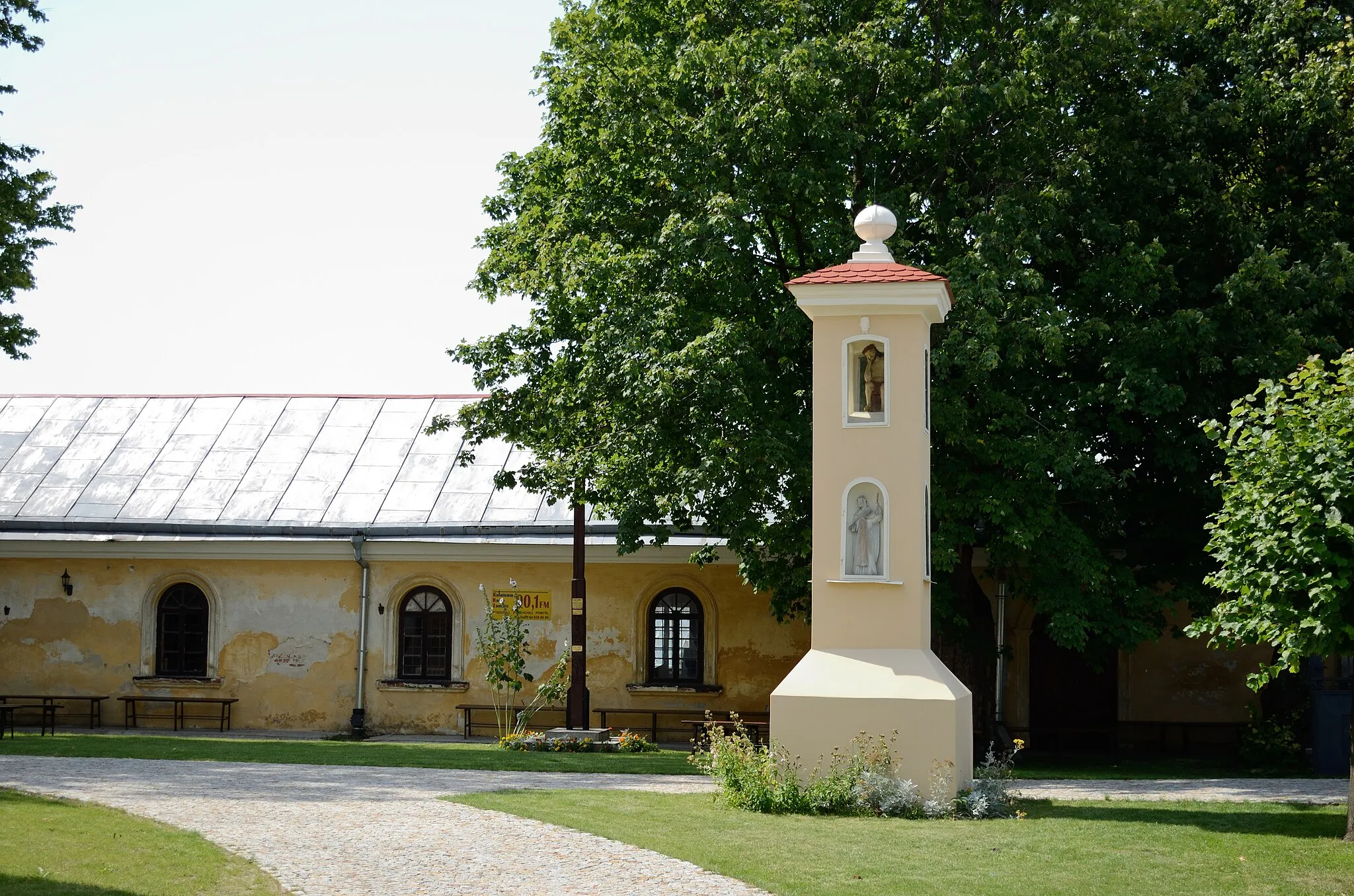 Photo showing: Łabunie - kapliczka przed kościołem